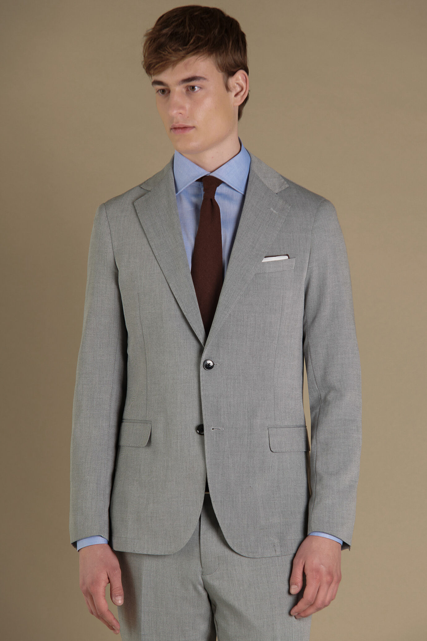 Abito uomo monopetto in grisaglia grigia e pantalone con risvolto image number 1