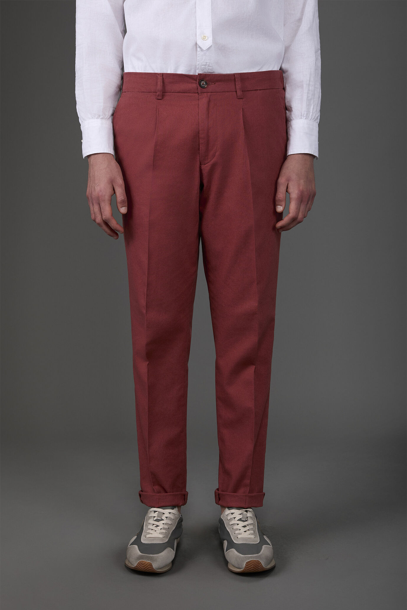 Men's trousers with two small pleats and elastane in the back waistband