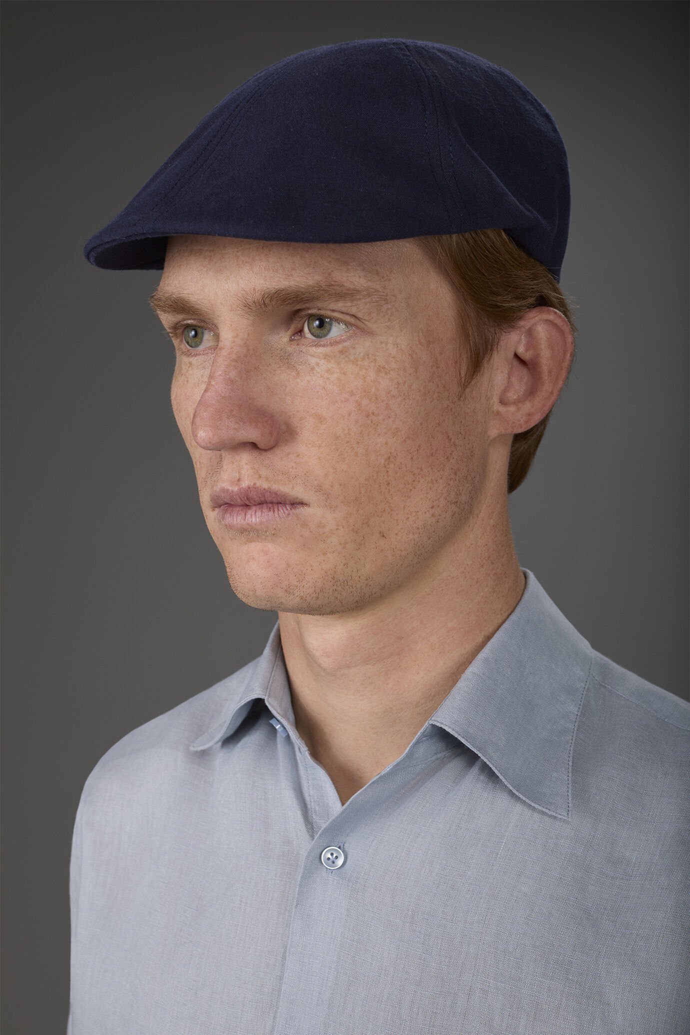 Men's flat cap with short semi-hidden peak in linen blend