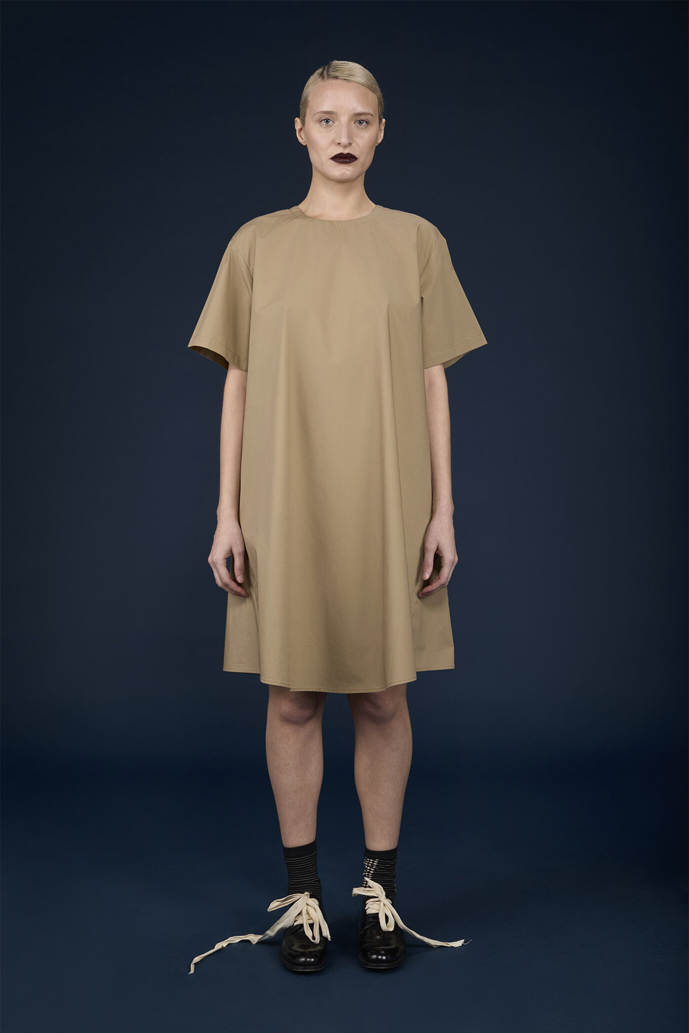 Robe courte &eacute;vas&eacute;e pour femme &agrave; manches courtes et poches lat&eacute;rales image number 1