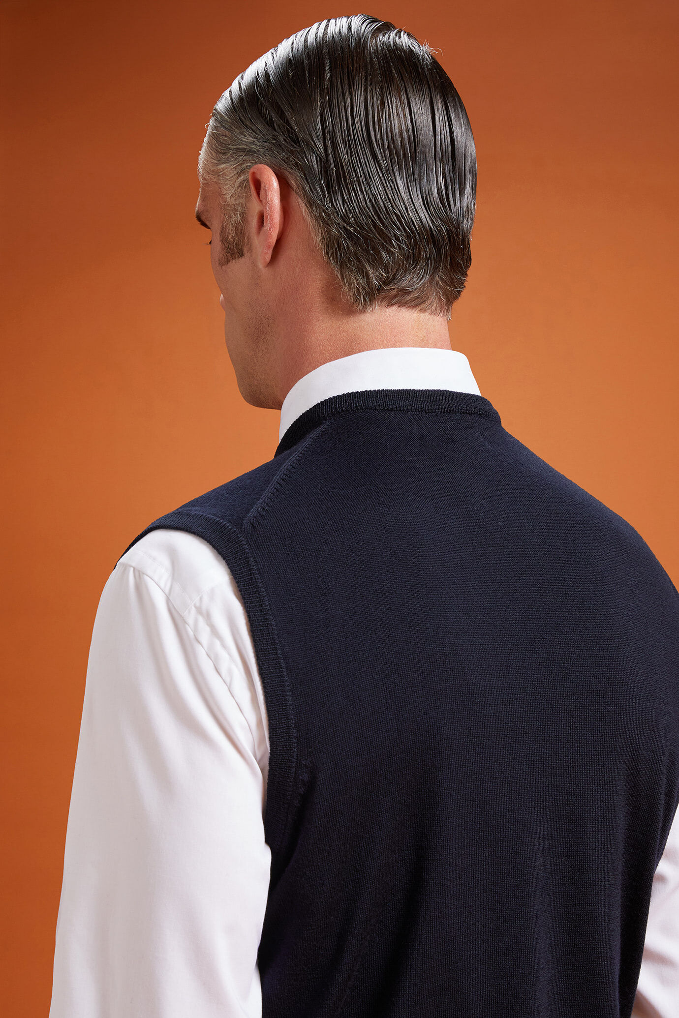 Gilet homme, col en V, 100% laine mérinos extrafine, coupe classique image number 2