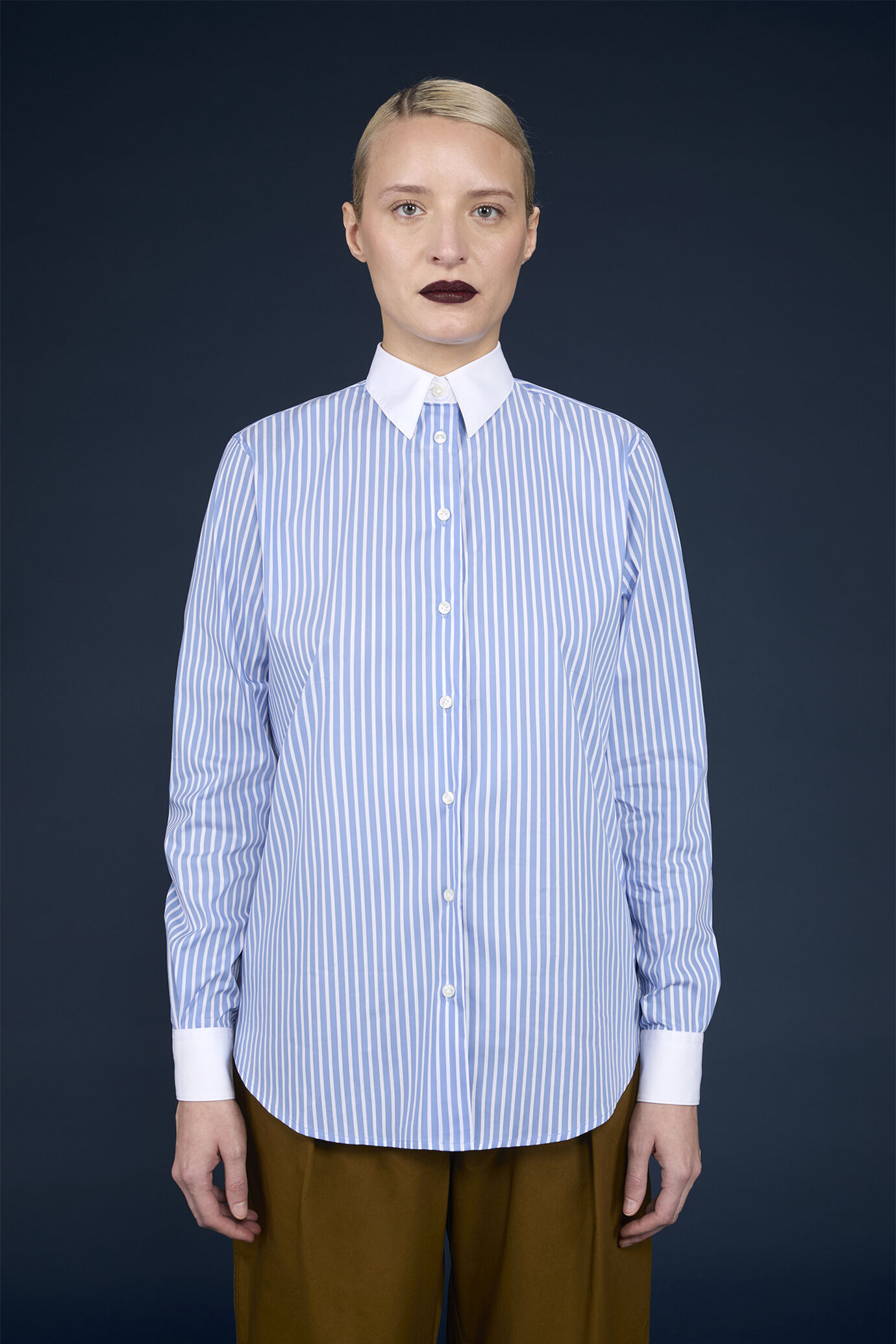 Camicia classica donna in tessuto a righe larghe tinto filo con collo e polsini bianchi regular fit image number 0