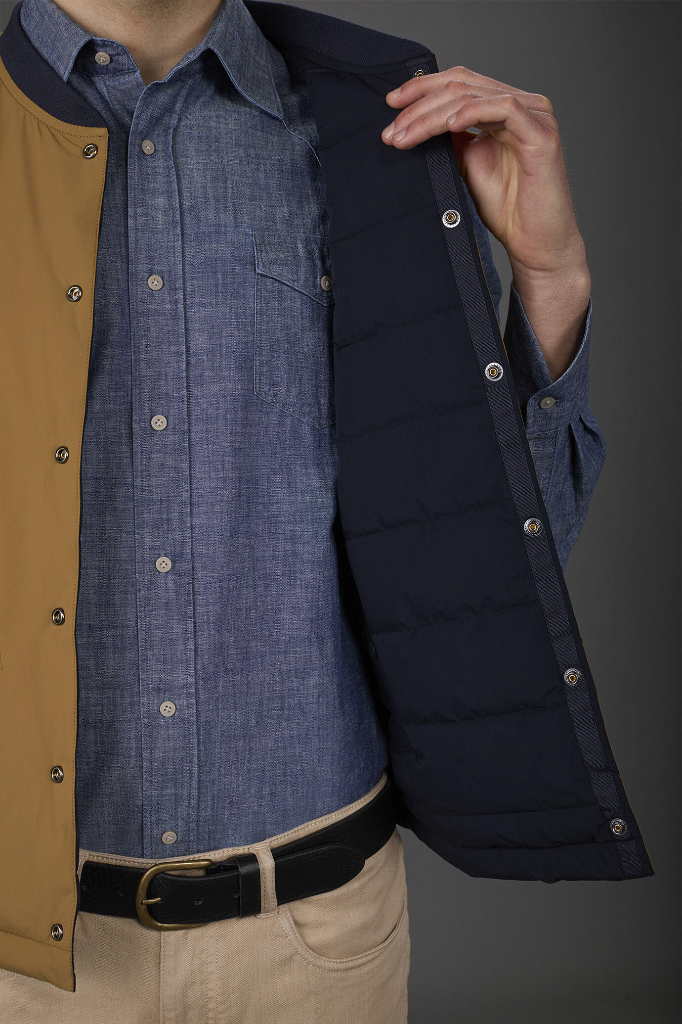 Gilet uomo reversibile bi-colore con imbottitura leggera image number 5