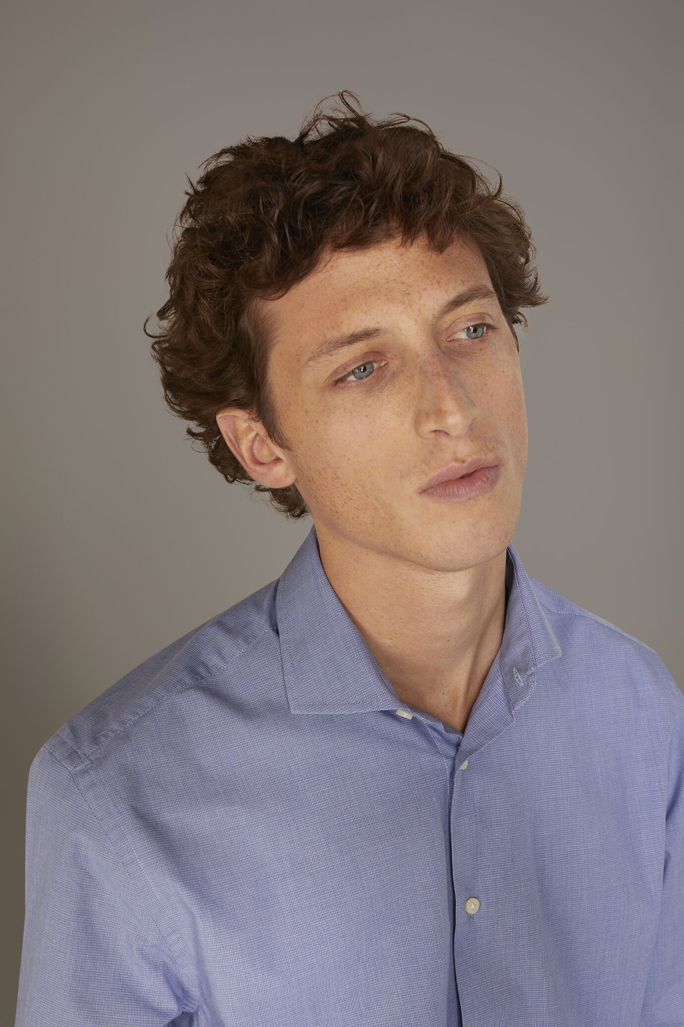 Camicia classica lavata con collo francese comfort fit tessuto tinto filo microfantasia image number 1