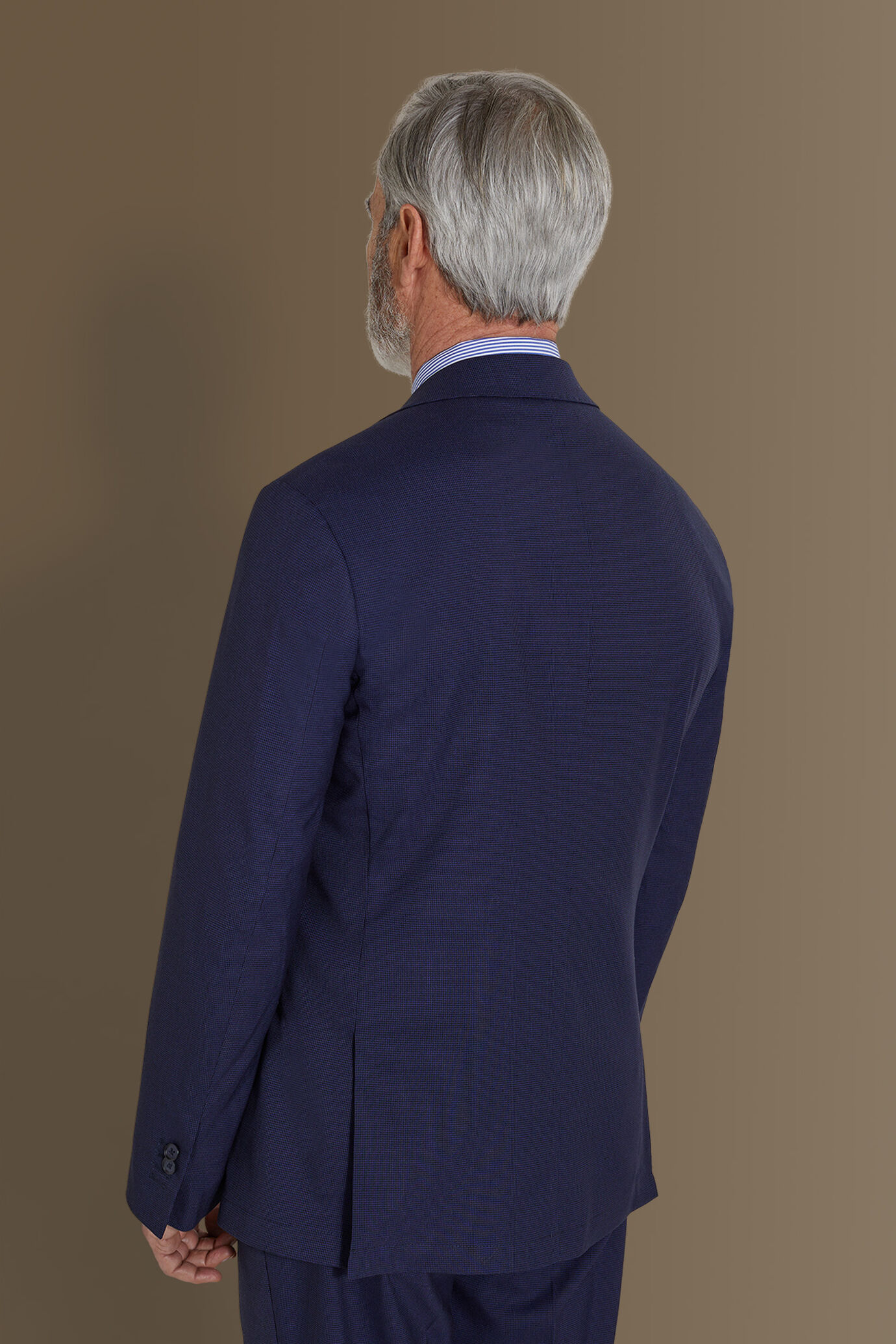 Abito monopetto con pantalone senza pinces tessuto microfantasia uomo image number 3