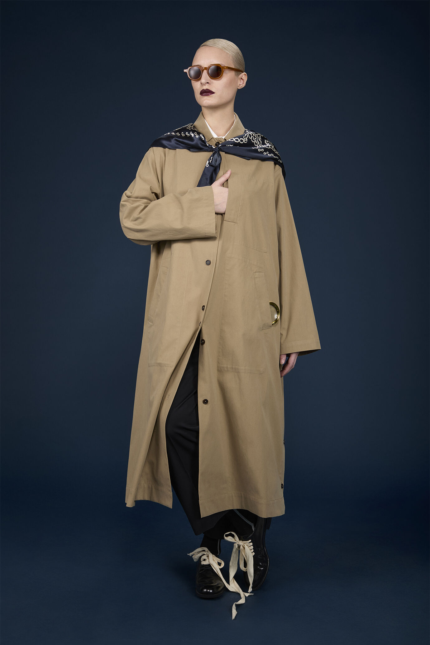 Imperméable évasé pour femme avec fentes latérales fermées par des boutons