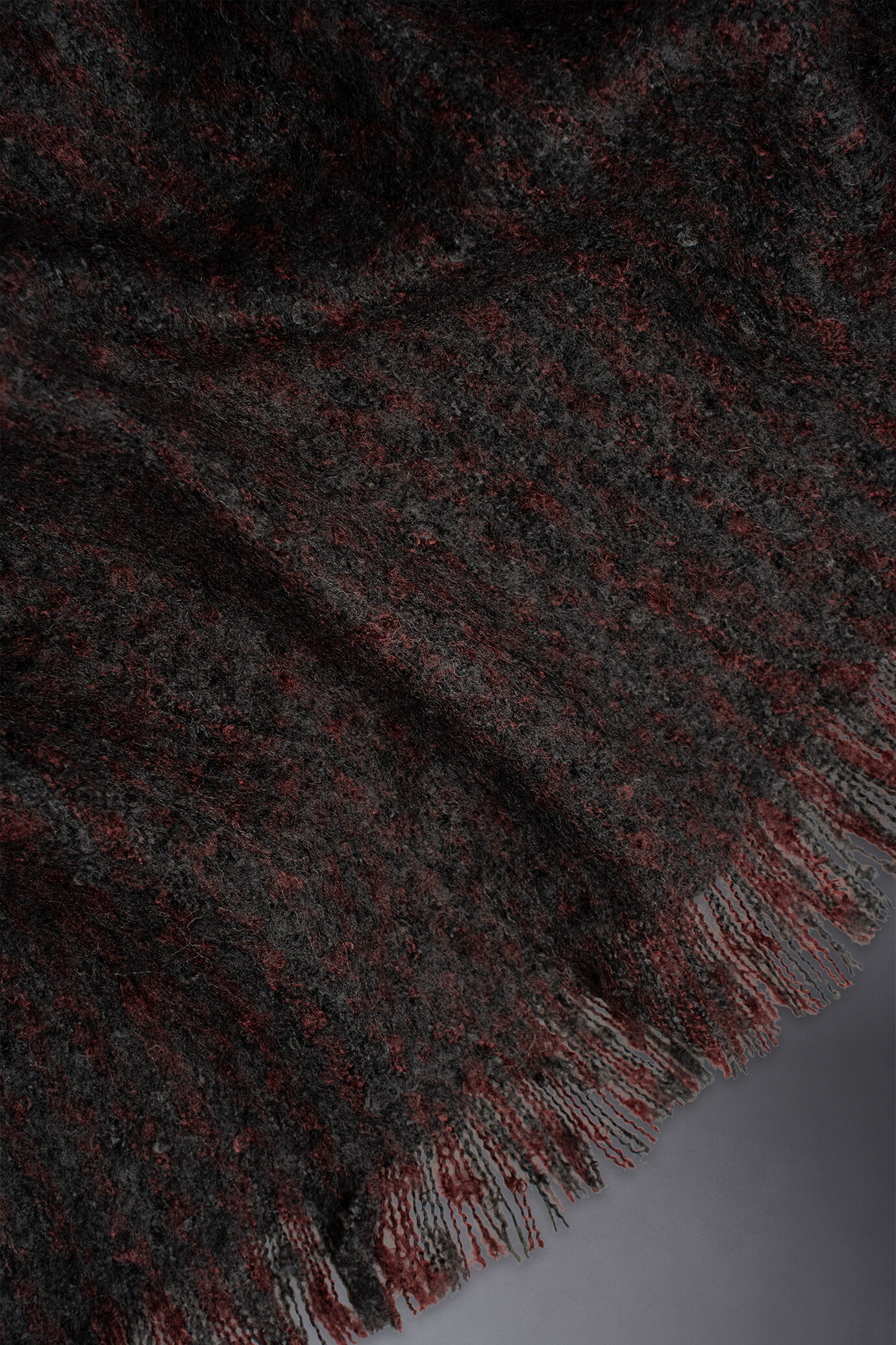 Men's houndstooth patterned bouclè scarf image number 1