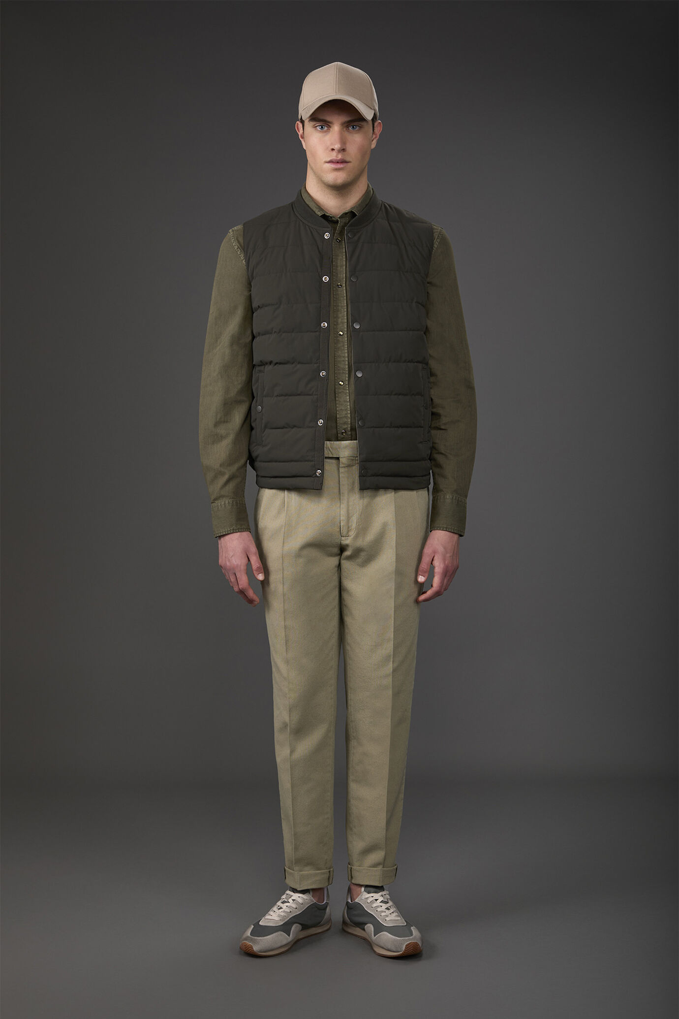 Men's reversible two-colour sleeveless vest with light padding image number 0