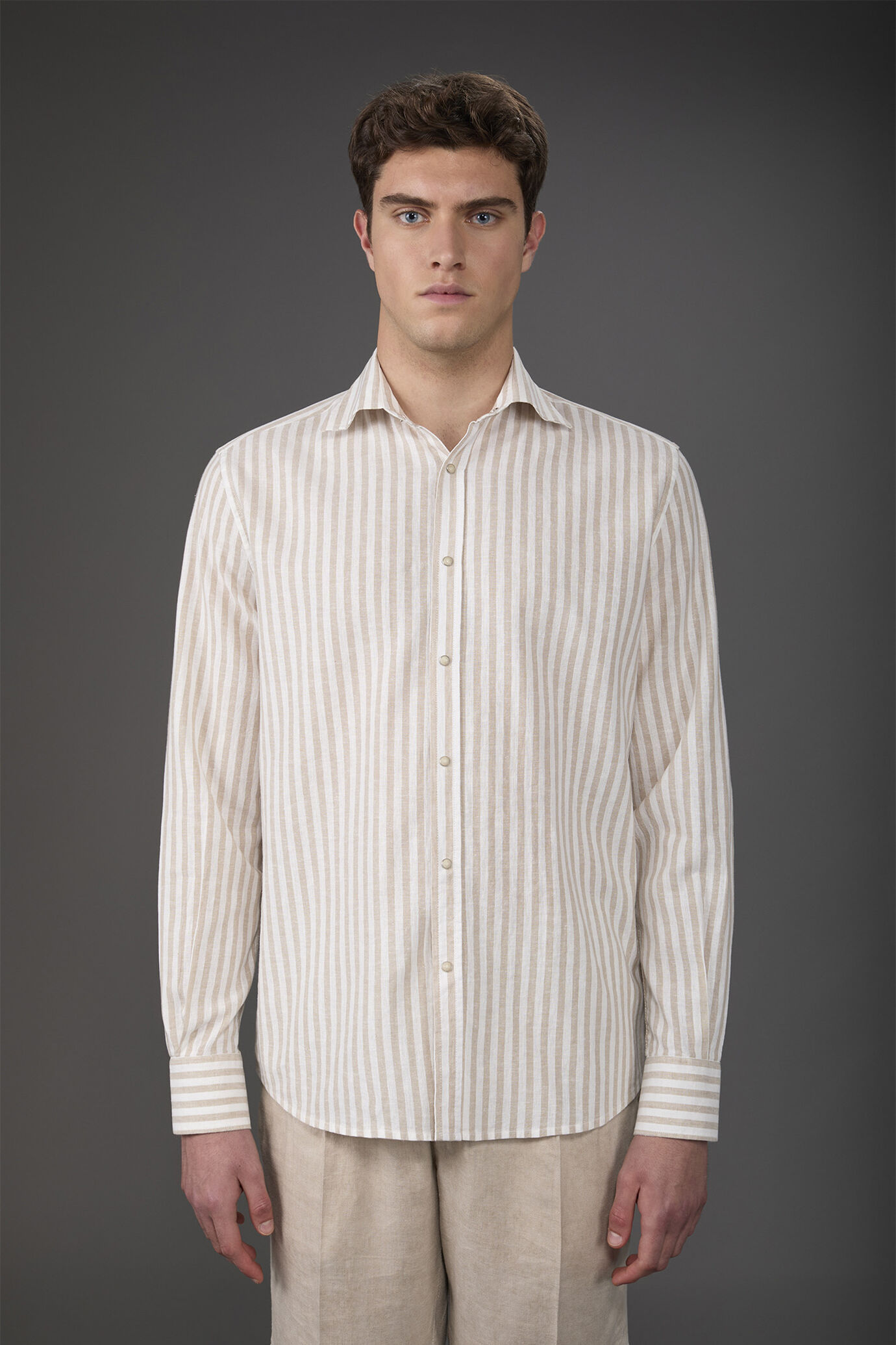 Chemise homme d&eacute;contract&eacute;e &agrave; col fran&ccedil;ais en lin et coton lav&eacute; et ray&eacute; image number 0
