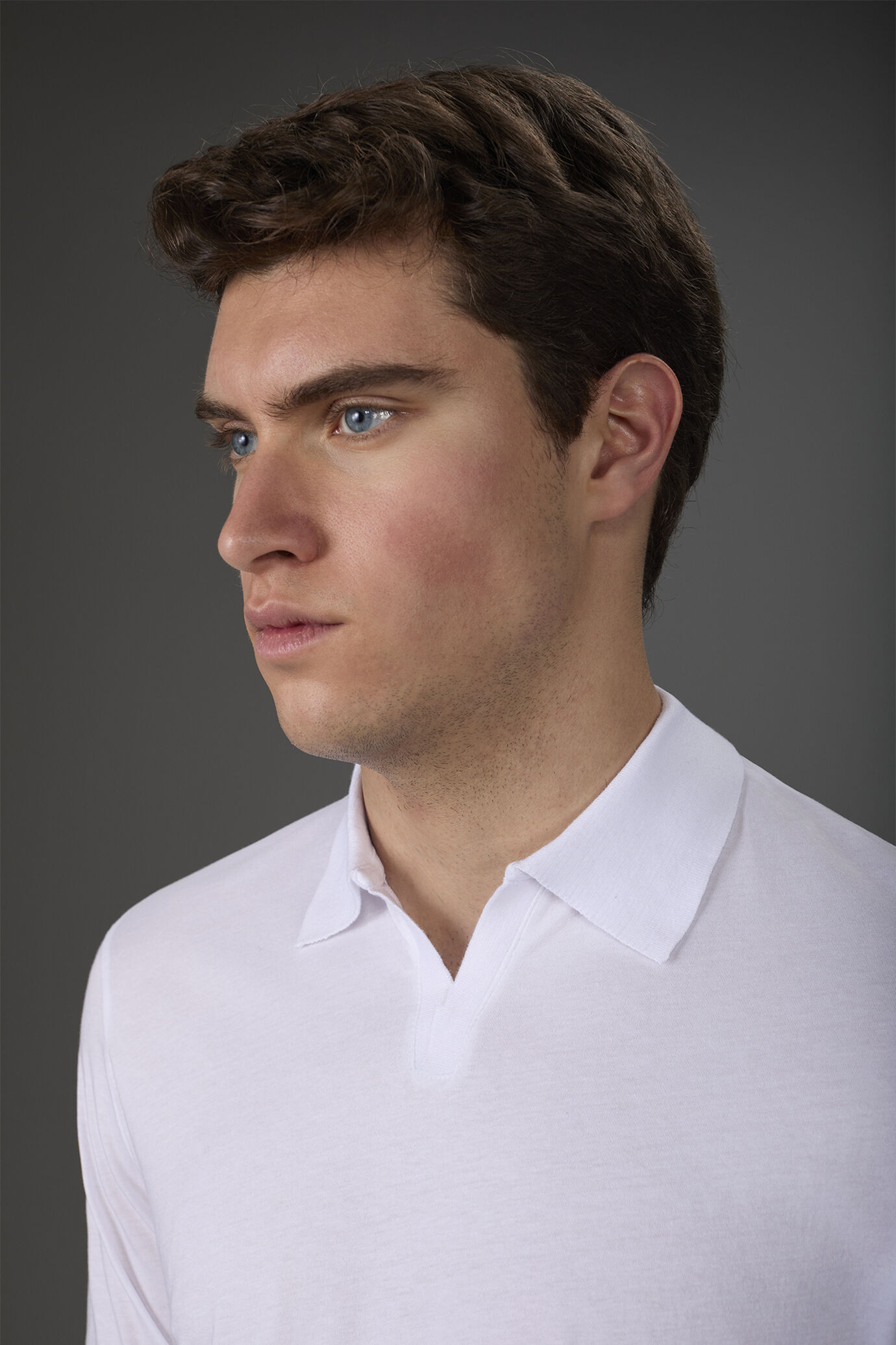 Men's short-sleeved 100% organic cotton polo shirt with derby collar image number 2