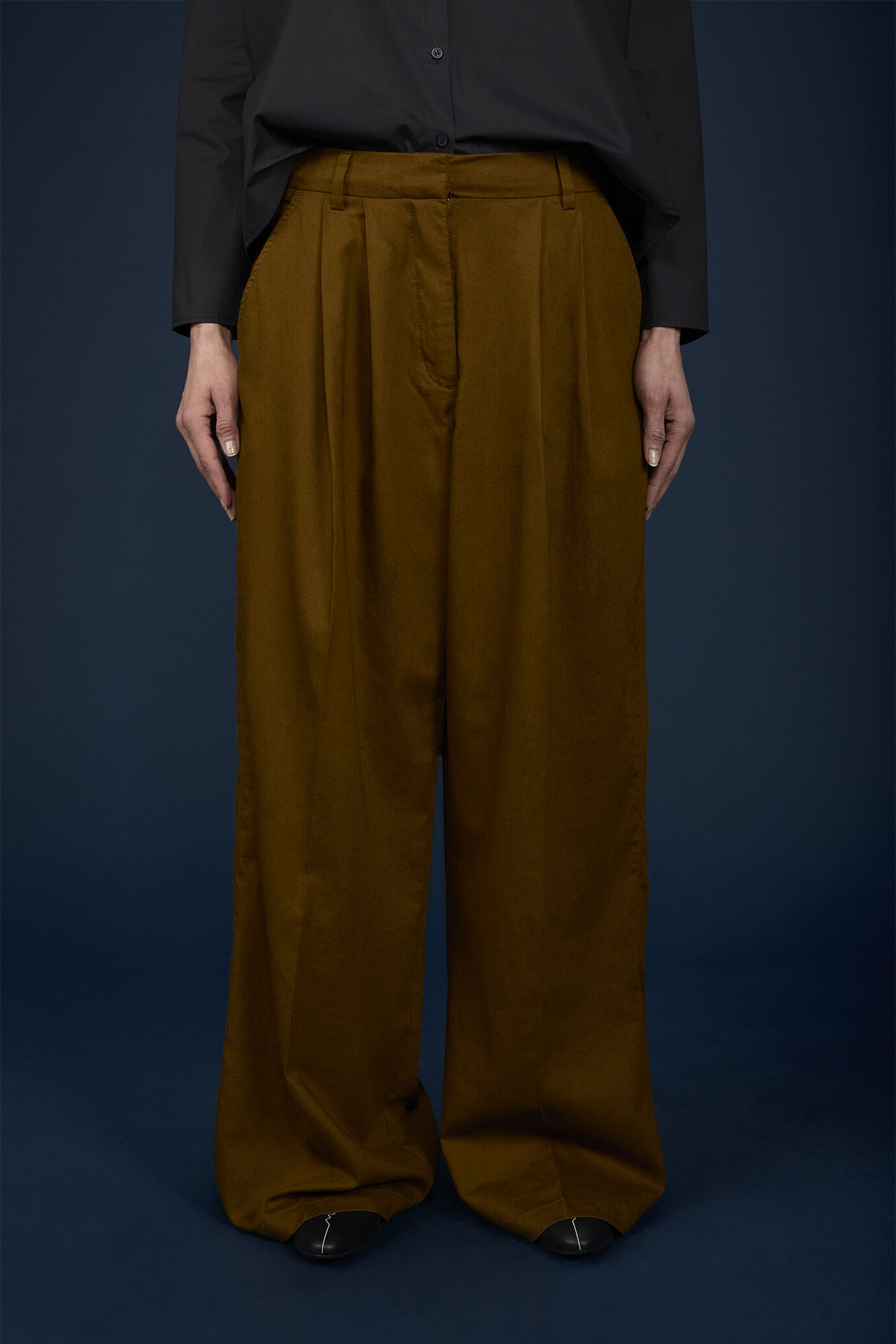Women's wide trousers in linen and cotton with pleats image number 2