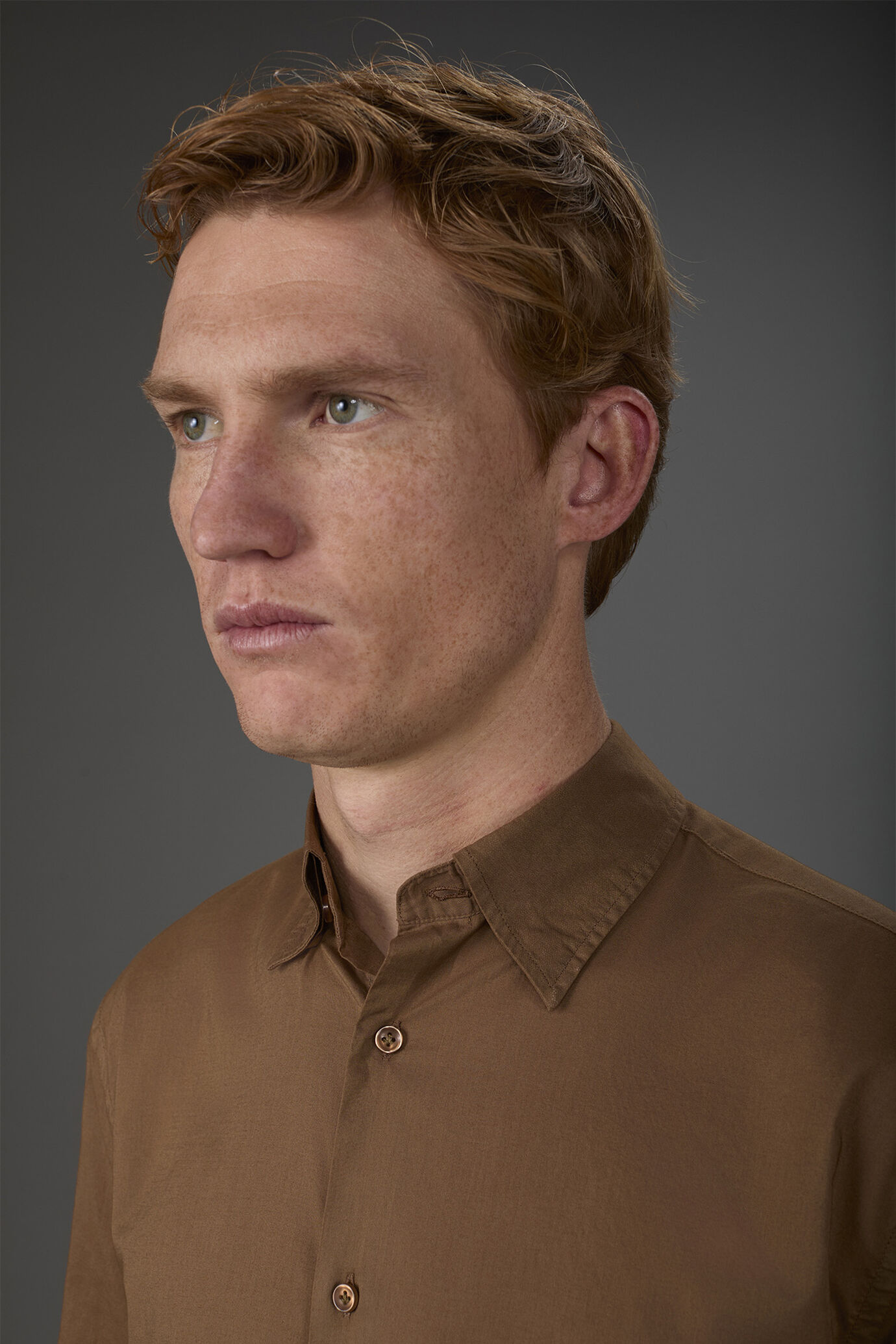 Men's casual shirt with a concealed button down collar in washed muslin fabric 100% cotton image number 1