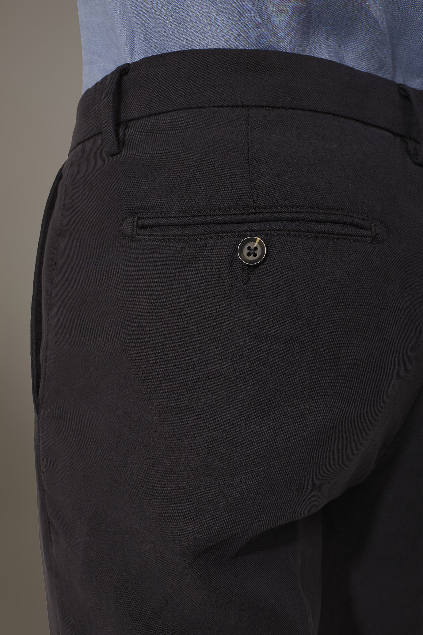 Chino-Hose aus Leinenmischung mit normaler Passform und Twill-Konstruktion image number 2
