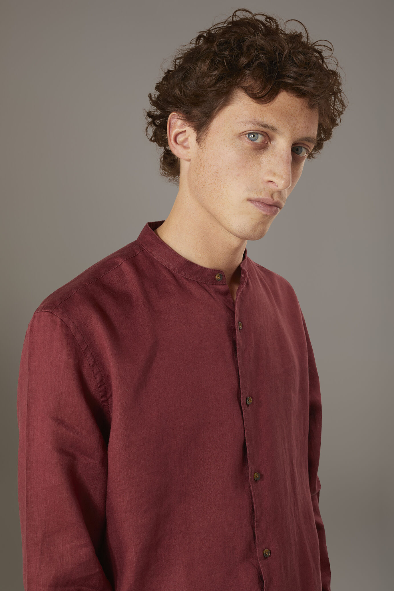 Chemise d&eacute;contract&eacute; col &agrave; la cor&eacute;enne fit confortable 100% lin image number 1