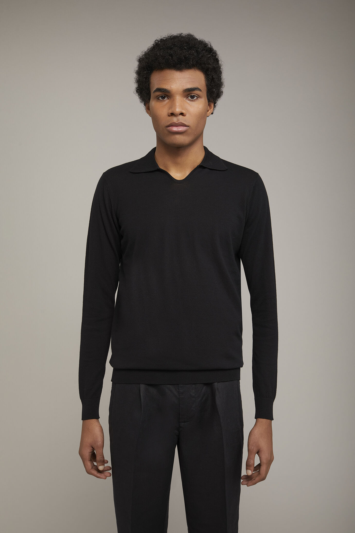 Herren-Poloshirt mit V-Ausschnitt aus 100 % Baumwollstrick und langen Ärmeln in normaler Passform