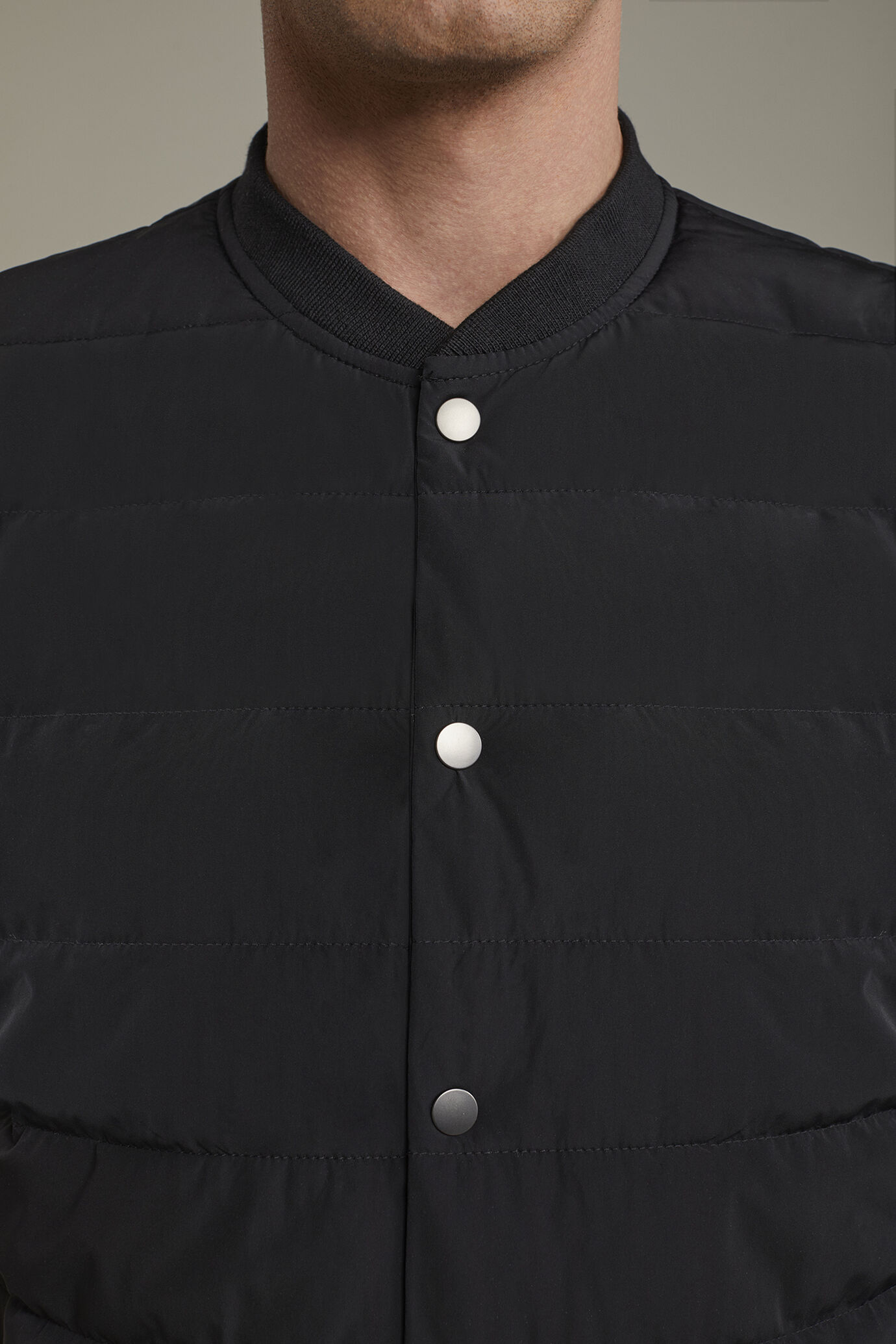 Men’s reversible sleeveless vest with lightweight padding regular fit image number 3