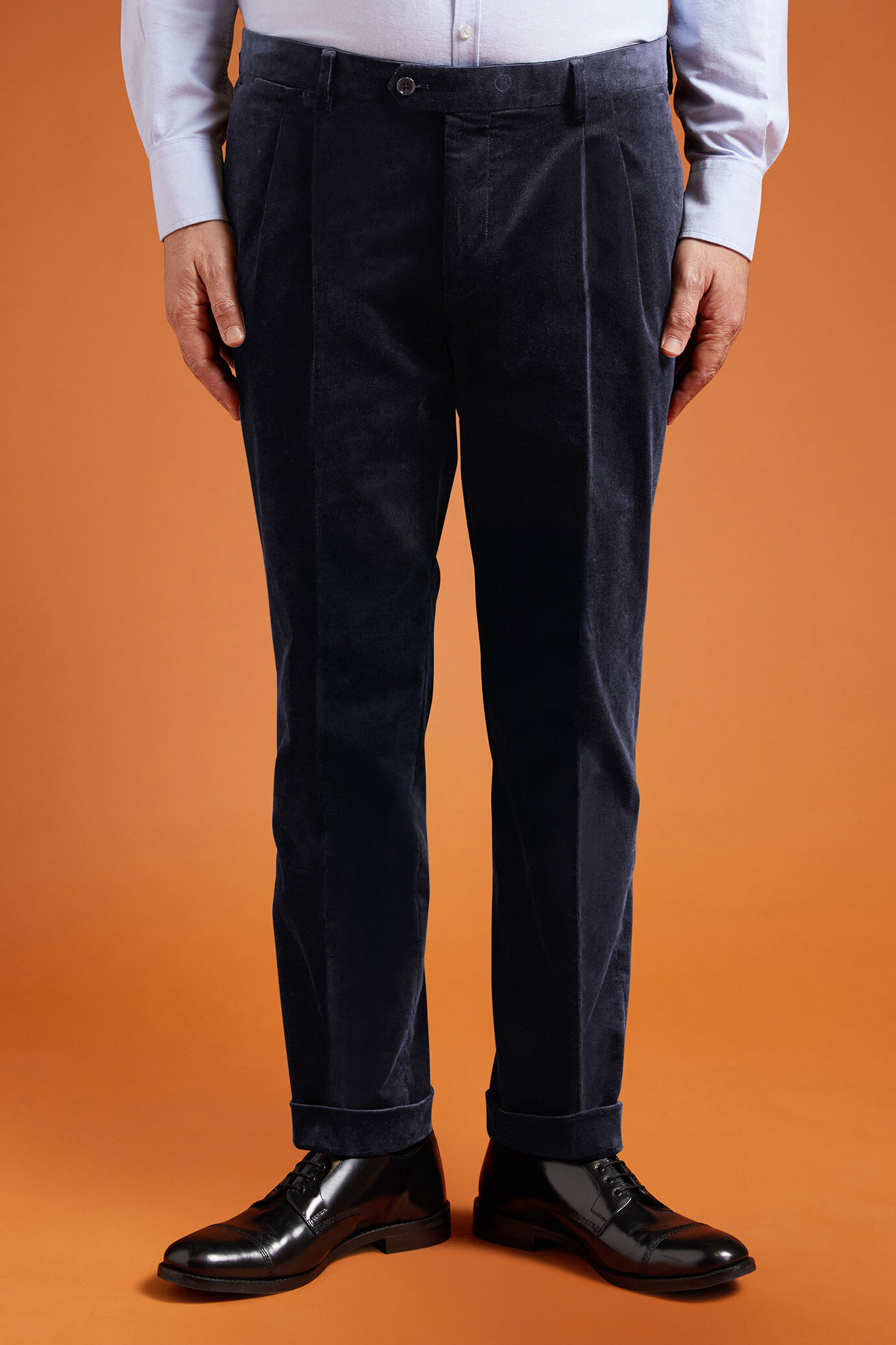 Pantalone classico uomo con doppia pince in velluto a coste regular fit image number 0