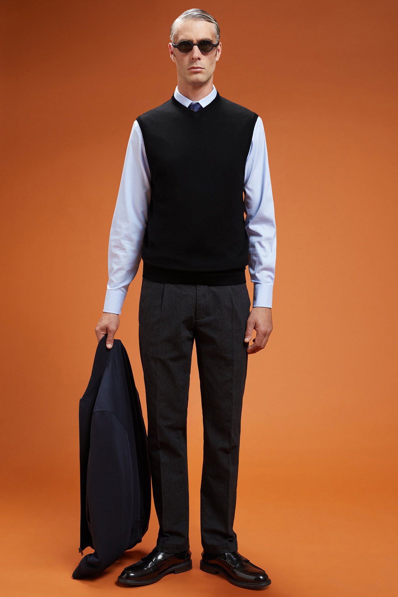 Gilet homme, col en V, 100% laine mérinos extrafine, coupe classique image number 1