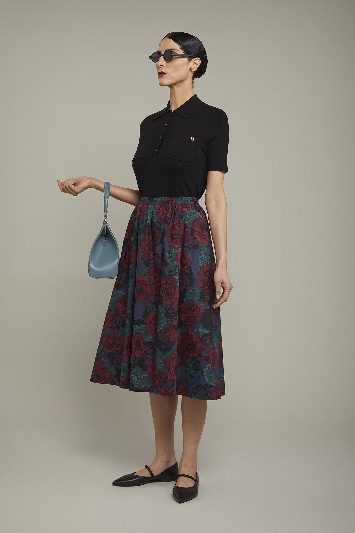 Einfarbiges Damen-Poloshirt mit kurzen Ärmeln aus Strick image number 1
