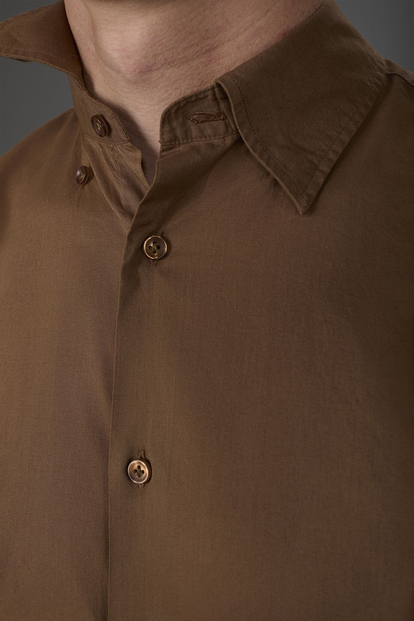 Men's casual shirt with a concealed button down collar in washed muslin fabric 100% cotton image number 3