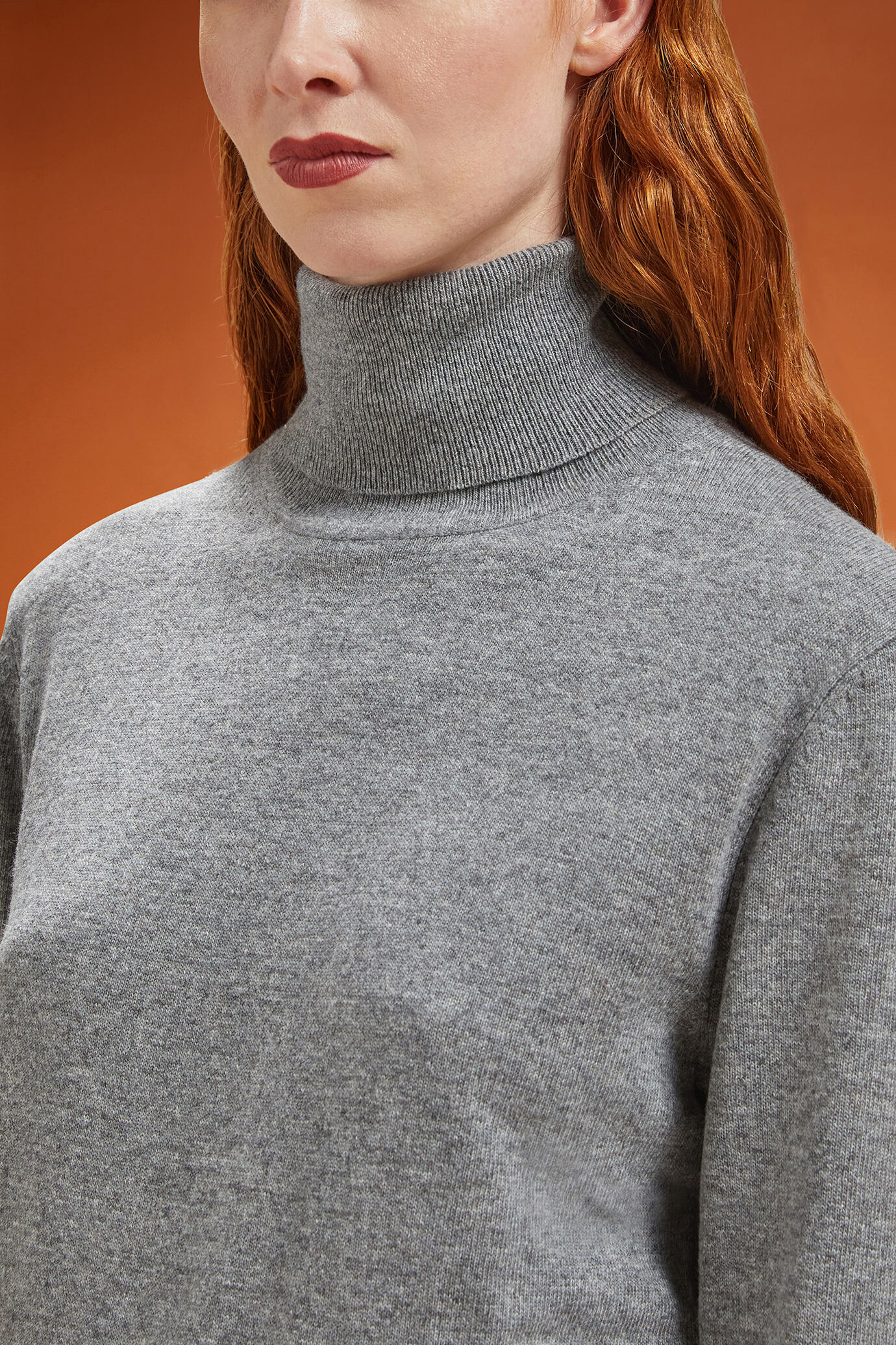 Women's regular fit high neck jumper in a blend of wool and cashmere image number 2