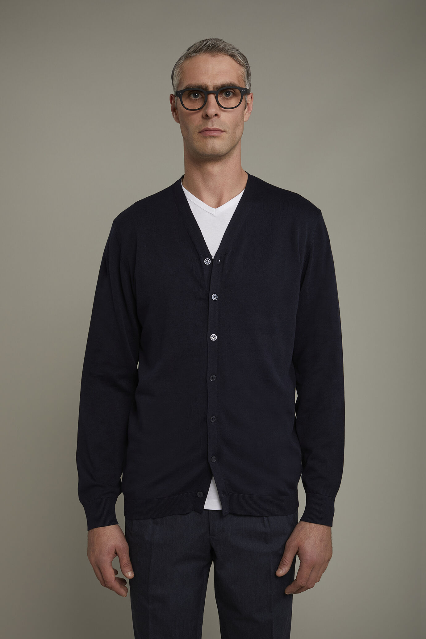 Herren-Strickjacke mit V-Ausschnitt aus 100 % Baumwolle in normaler Passform image number 2