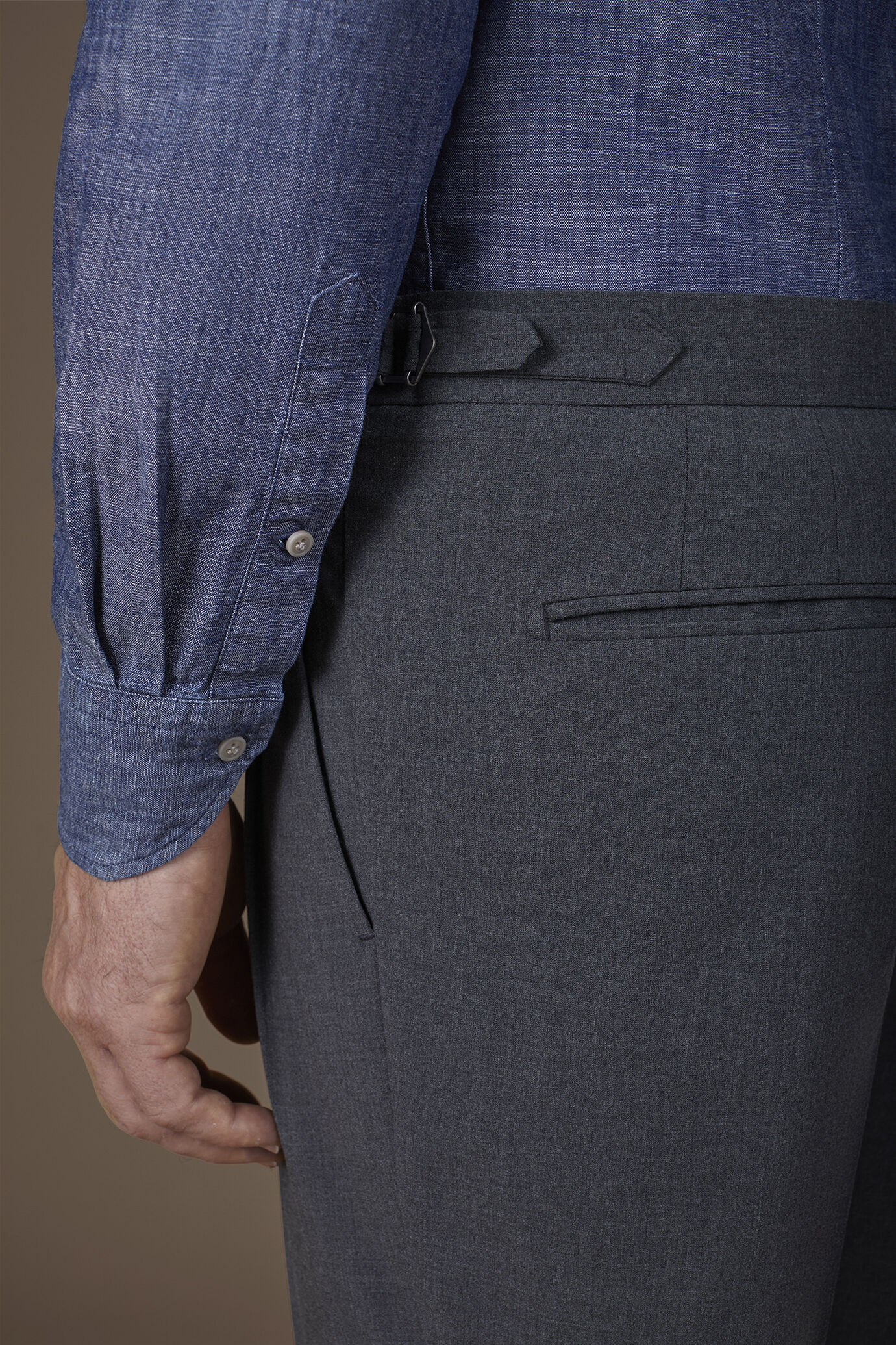 Pantalone uomo con doppia pinces e fibbie laterali image number 3