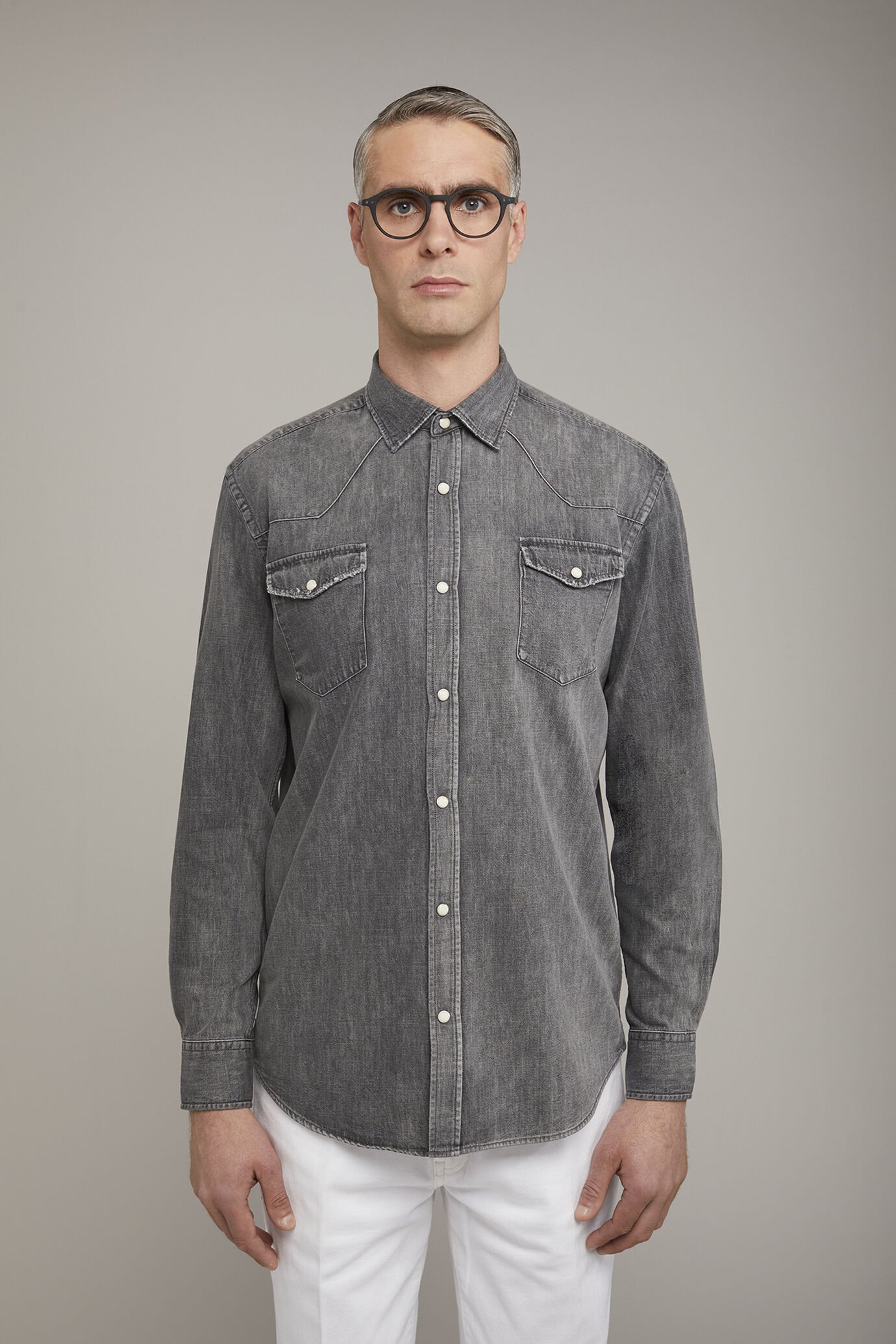 Herren-Freizeithemd mit klassischem Kragen aus 100 % Baumwoll-Denim in bequemer Passform