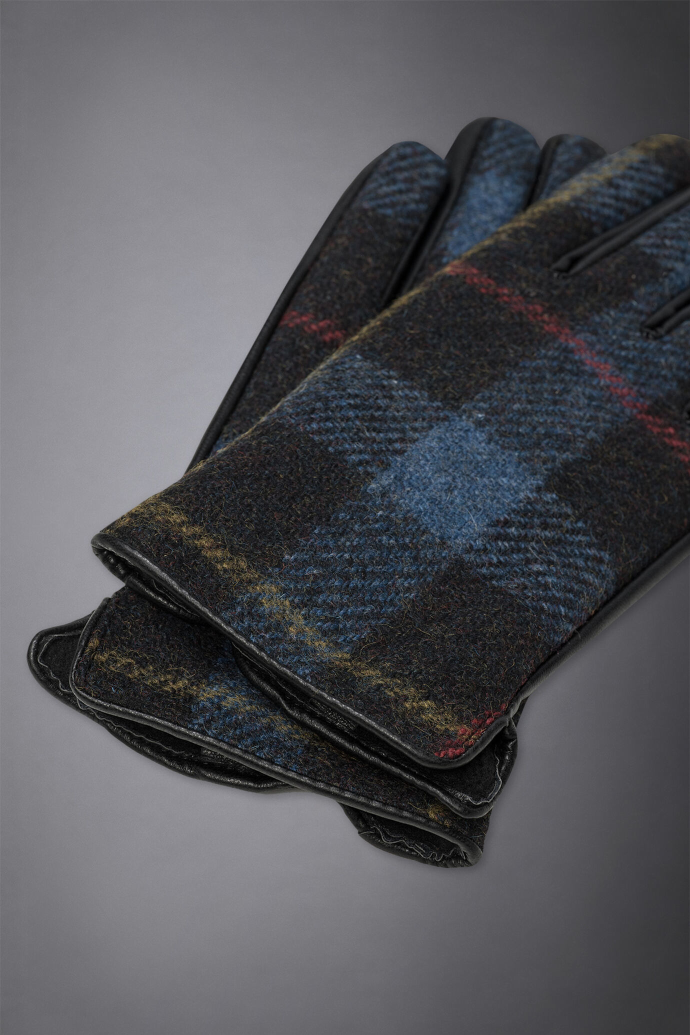 Women's tartan gloves with a pure wool backhand image number 1