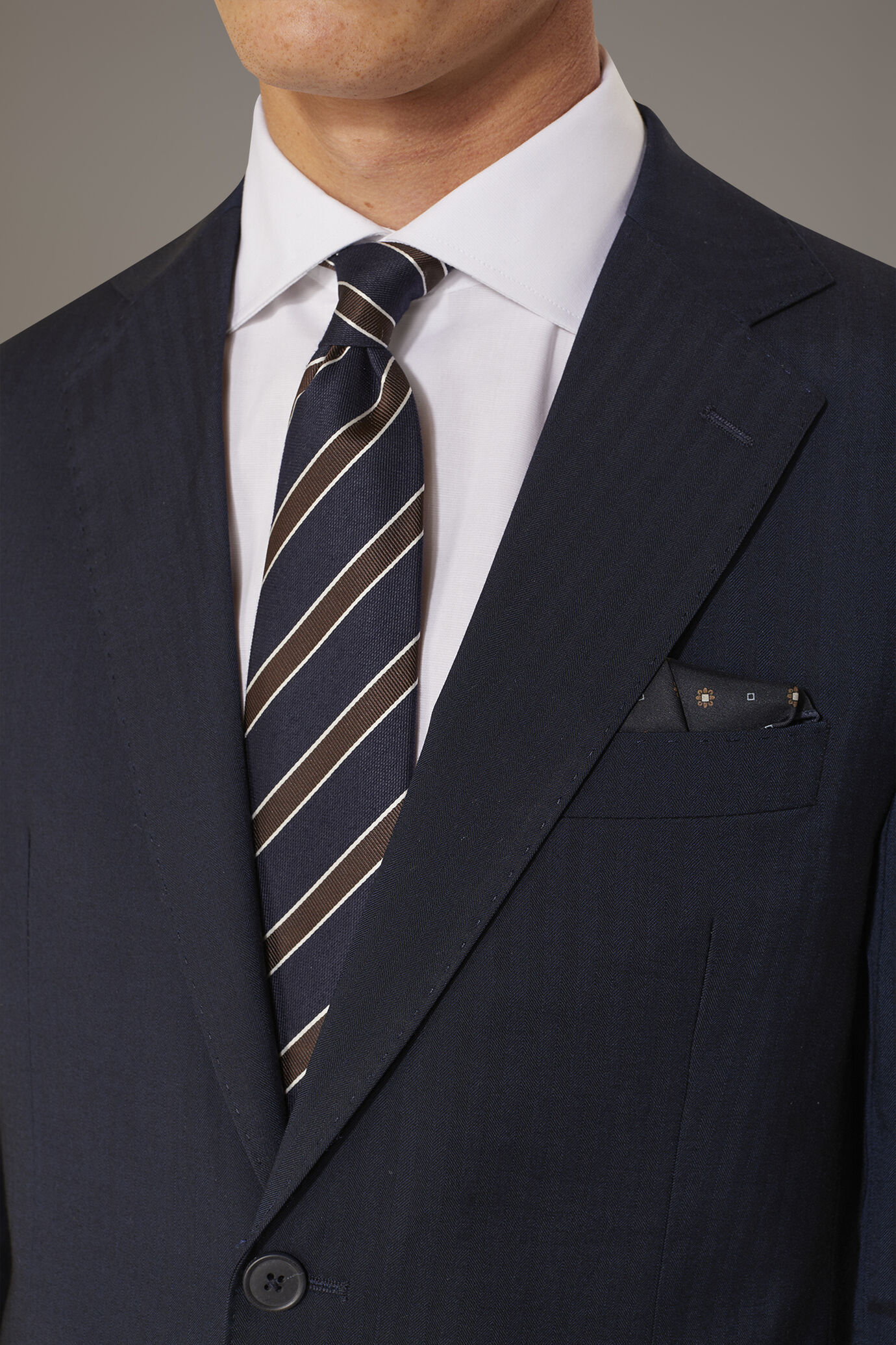 Regular fit single-breasted suit patterned herringbone fabric with solaro texture image number 2