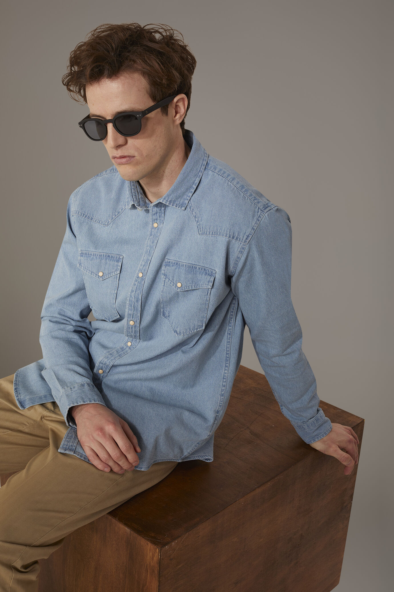 Camicia casual collo francese comfort fit tessuto denim lavato image number 0