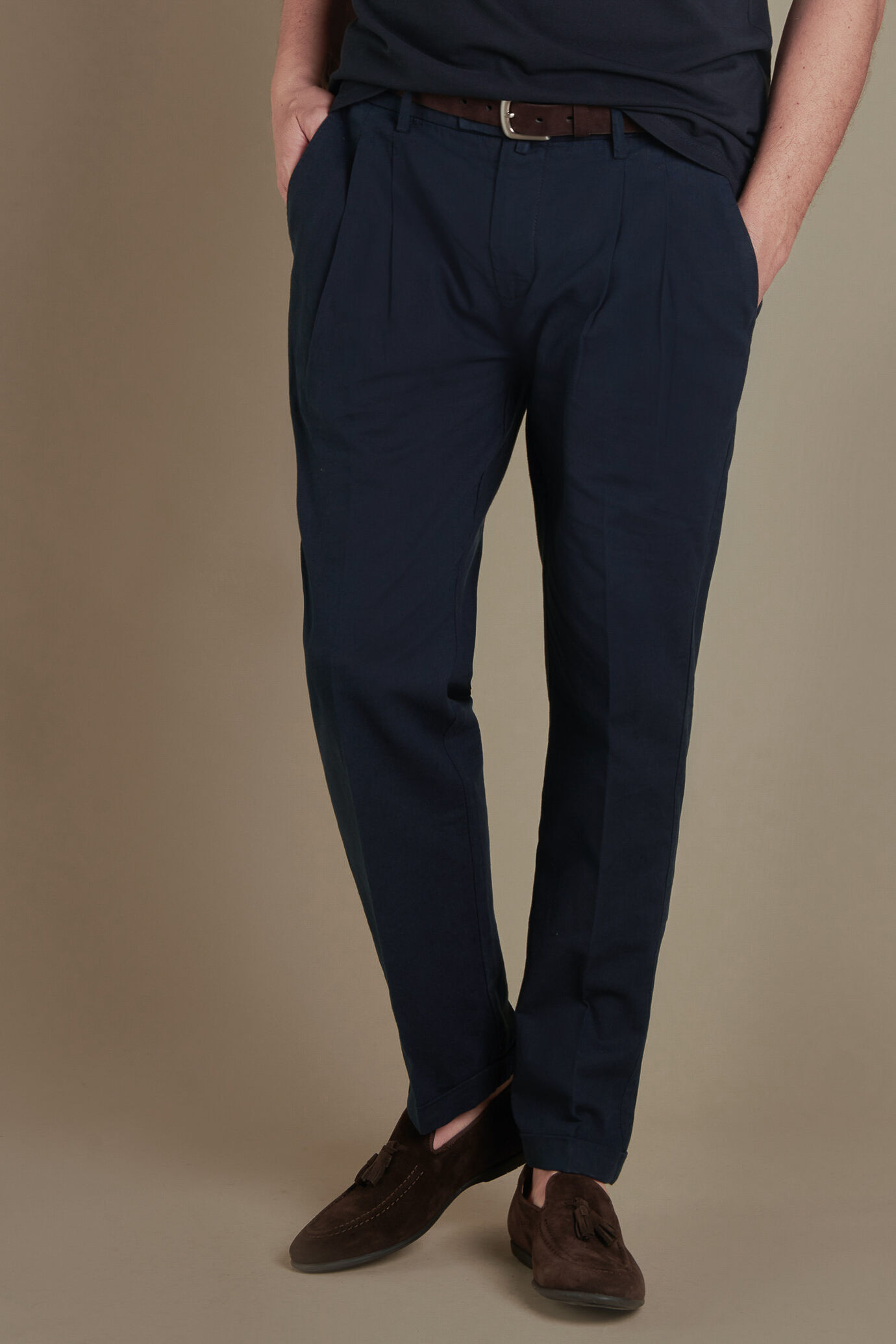 Pantalone uomo chino misto lino con doppia pinces image number 1