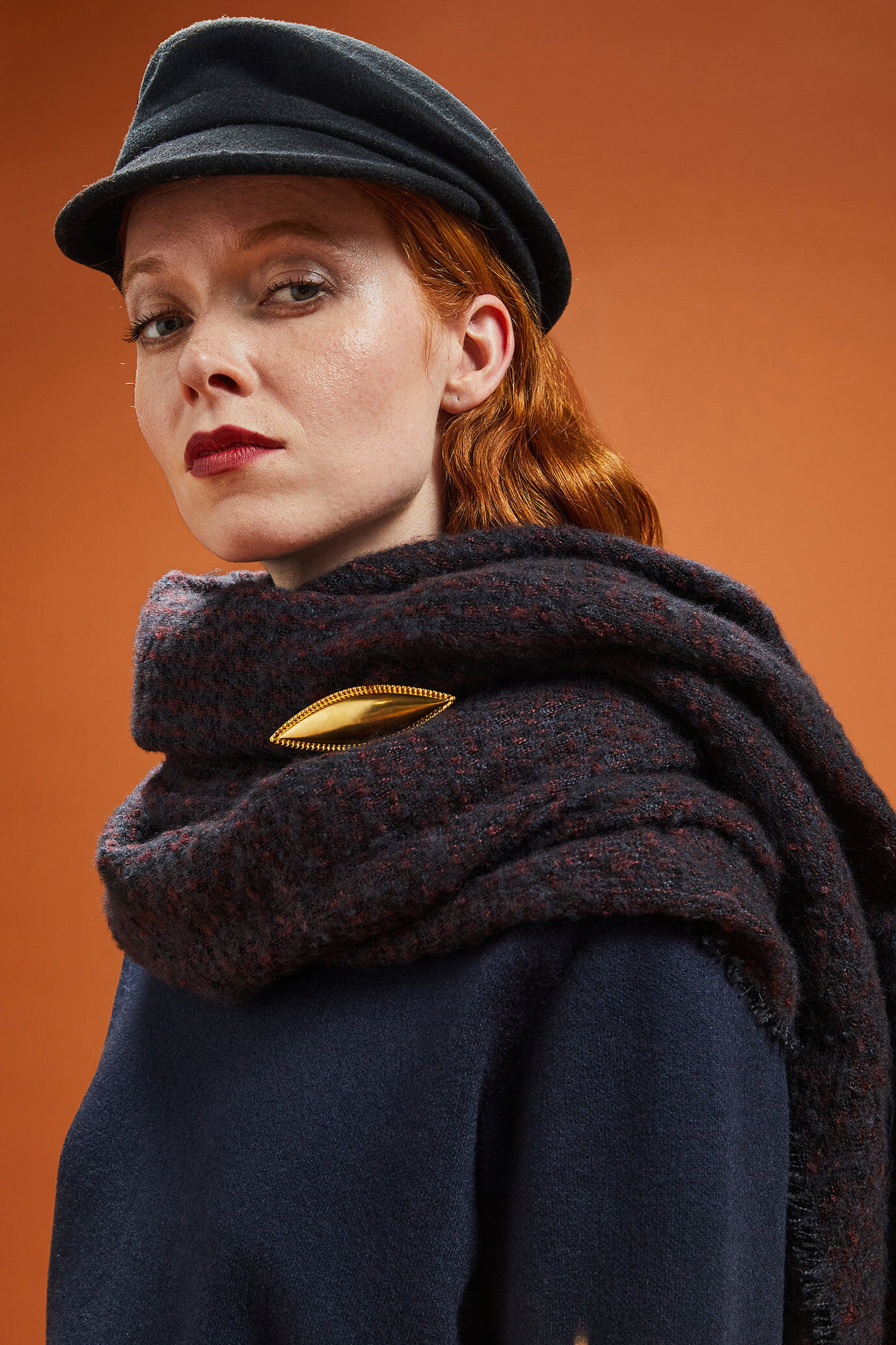 Women's houndstooth patterned scarf image number 1