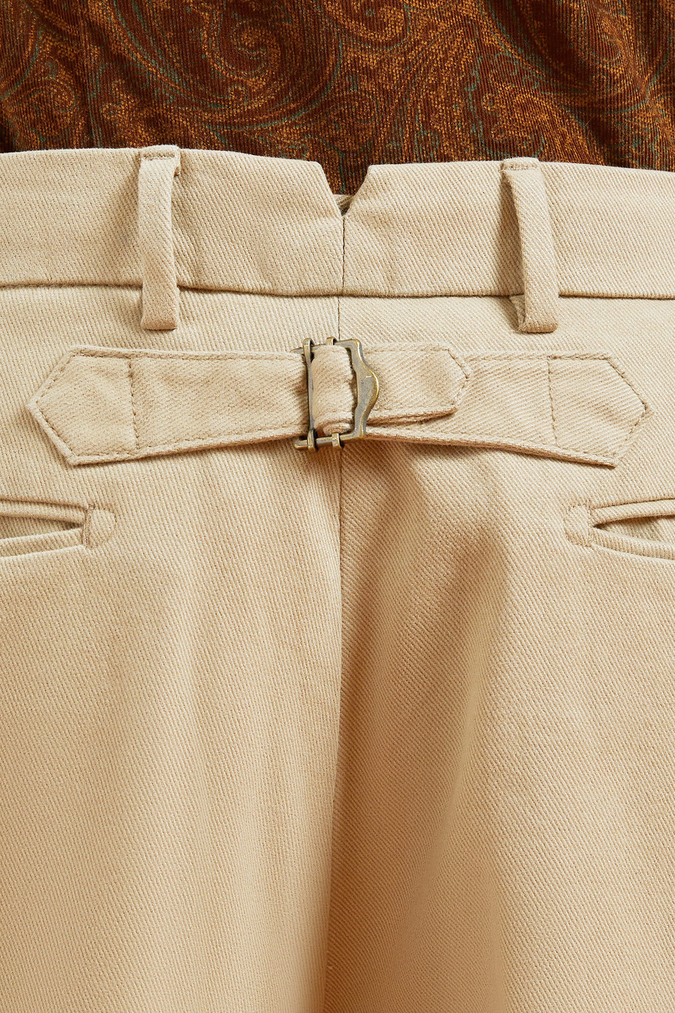 Men's regular fit pleated trousers in bull twill fabric with adjustable half belt on back image number 3