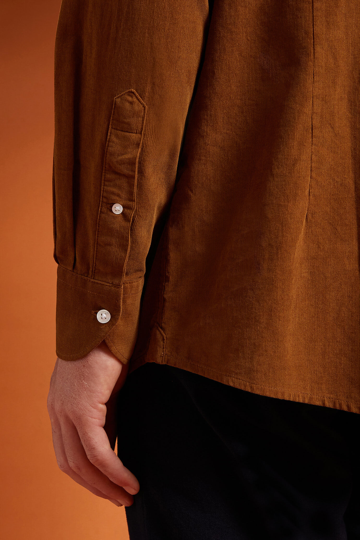 Men's comfort fit casual shirt with a classic collar in plain 100% cotton 21-wale corduroy image number 2