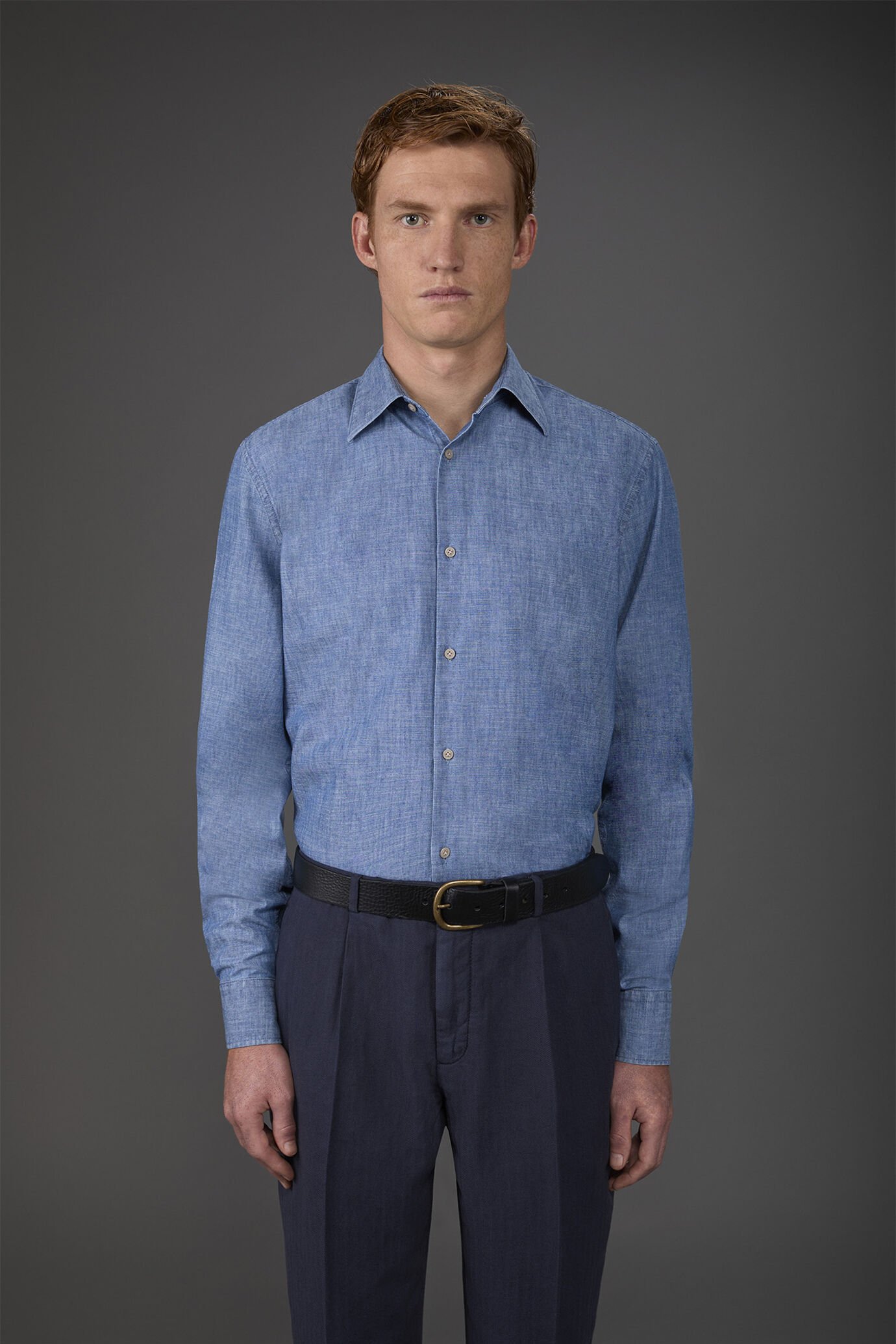Men's casual shirt with classic collar, chambray fabric