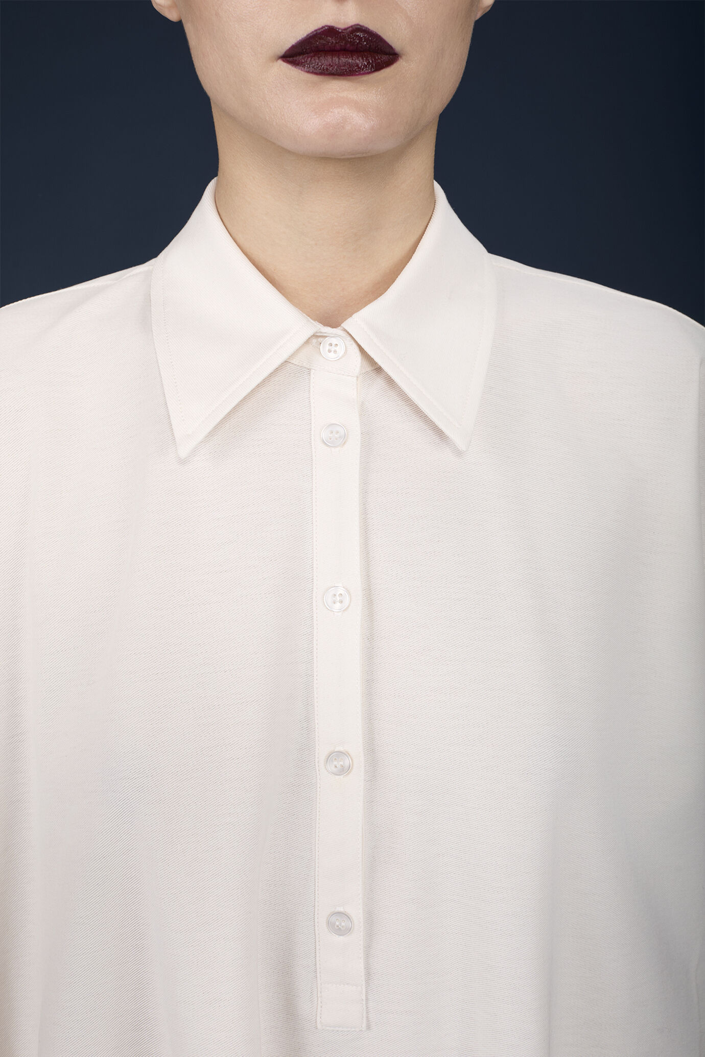 Dress with oversized polo neckline and side slits image number 3
