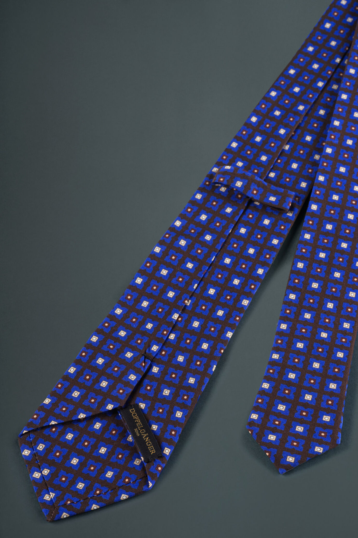 Cravatta uomo con fantasia floreale stilizzata image number 1