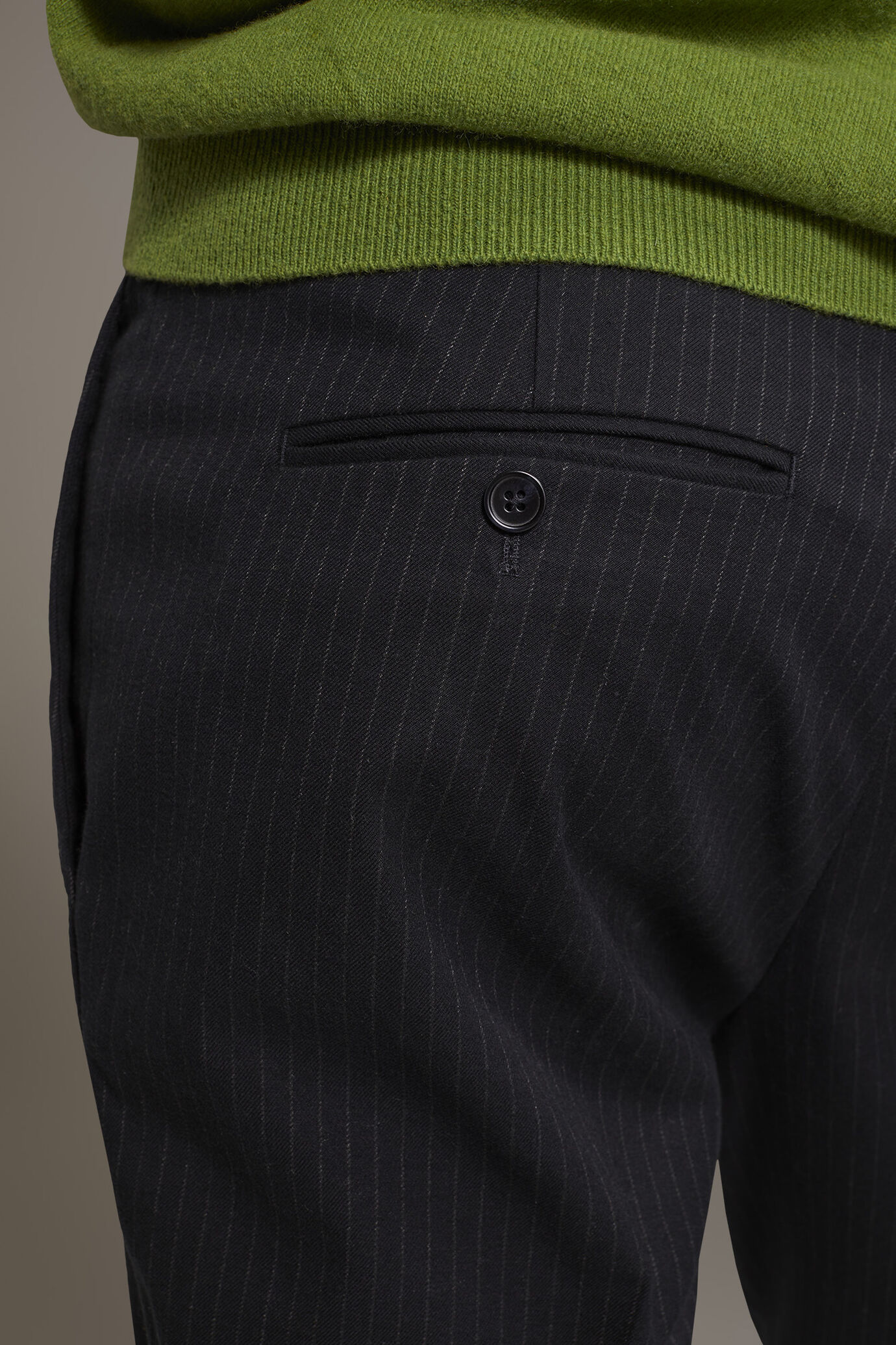 Pantalone regular fit senza pinces piega classica image number 4