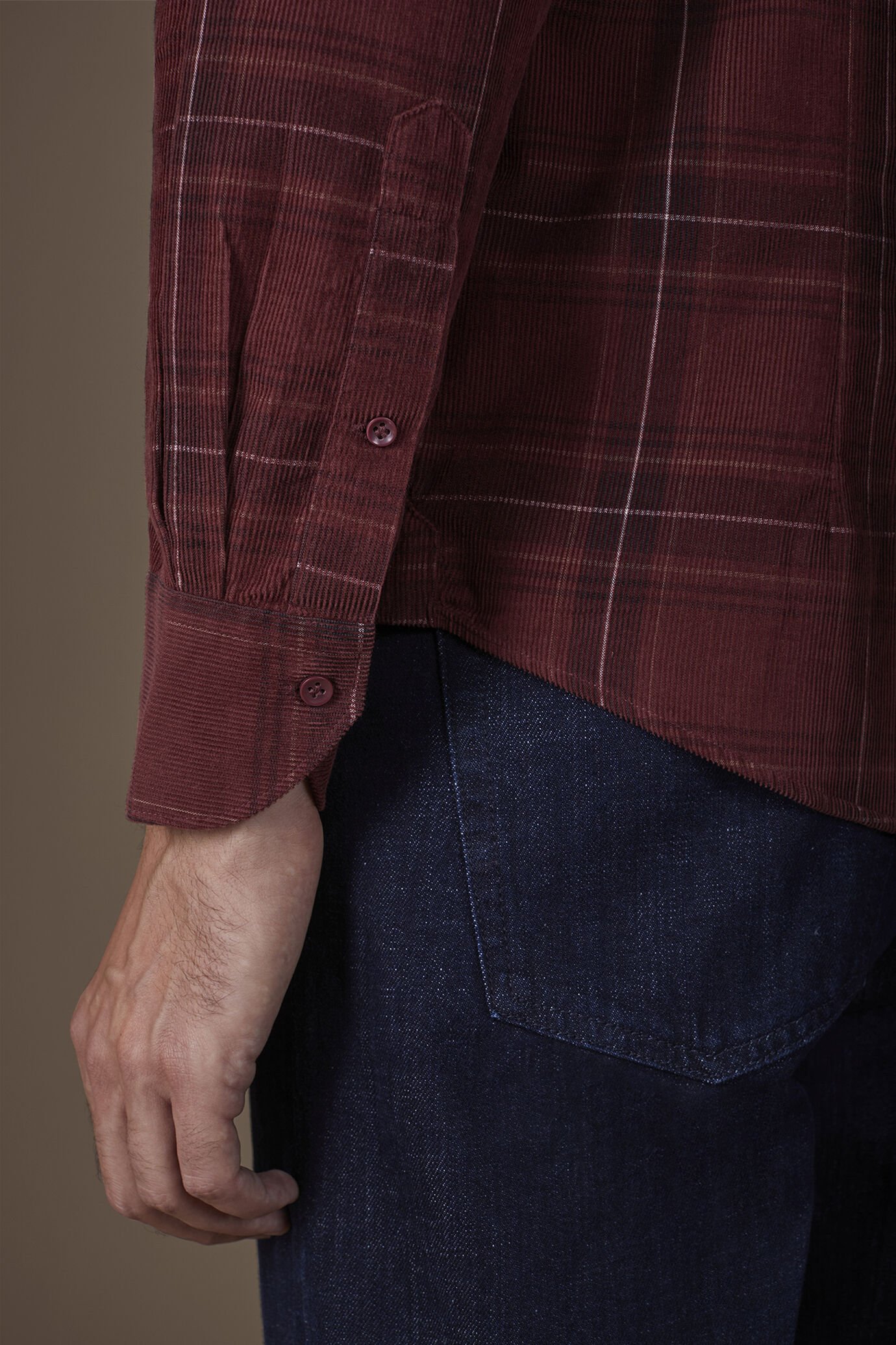 Men's comfort fit casual shirt with a classic collar in 100% cotton 21-wale corduroy, finished with a checked print image number 3