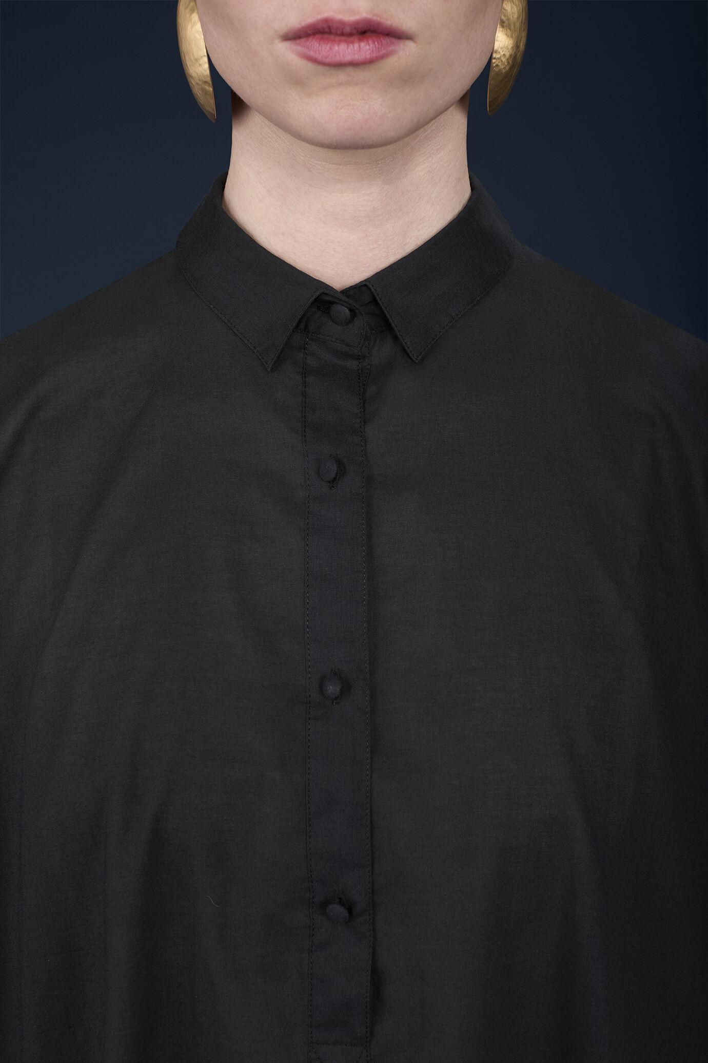 Women's oversized button-up shirt in single-colour cotton muslin image number 4