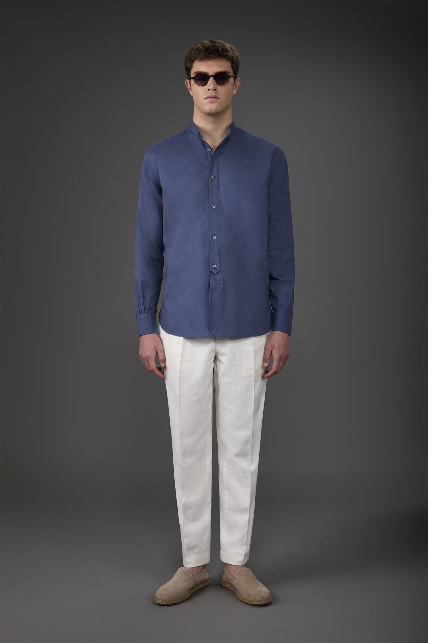 Camicia uomo casual collo alla coreana e abbottonatura a metà tessuto in lino e cotone lavato image number 2