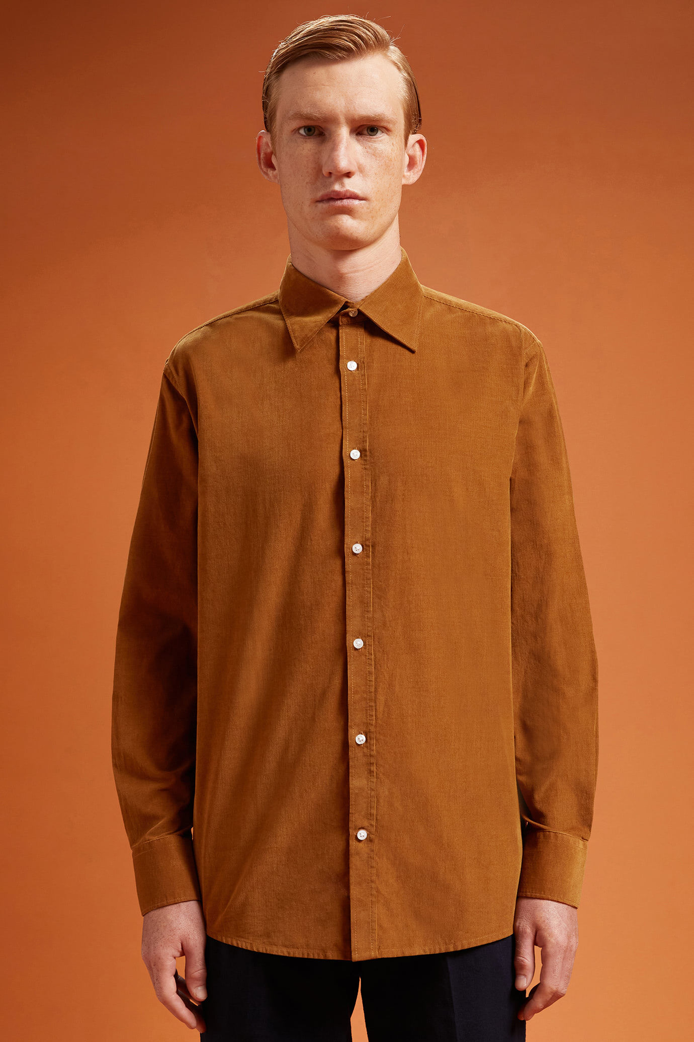 Camicia casual uomo collo classico 100% cotone tessuto velluto 1000 righe tinta unita comfort fit image number 0