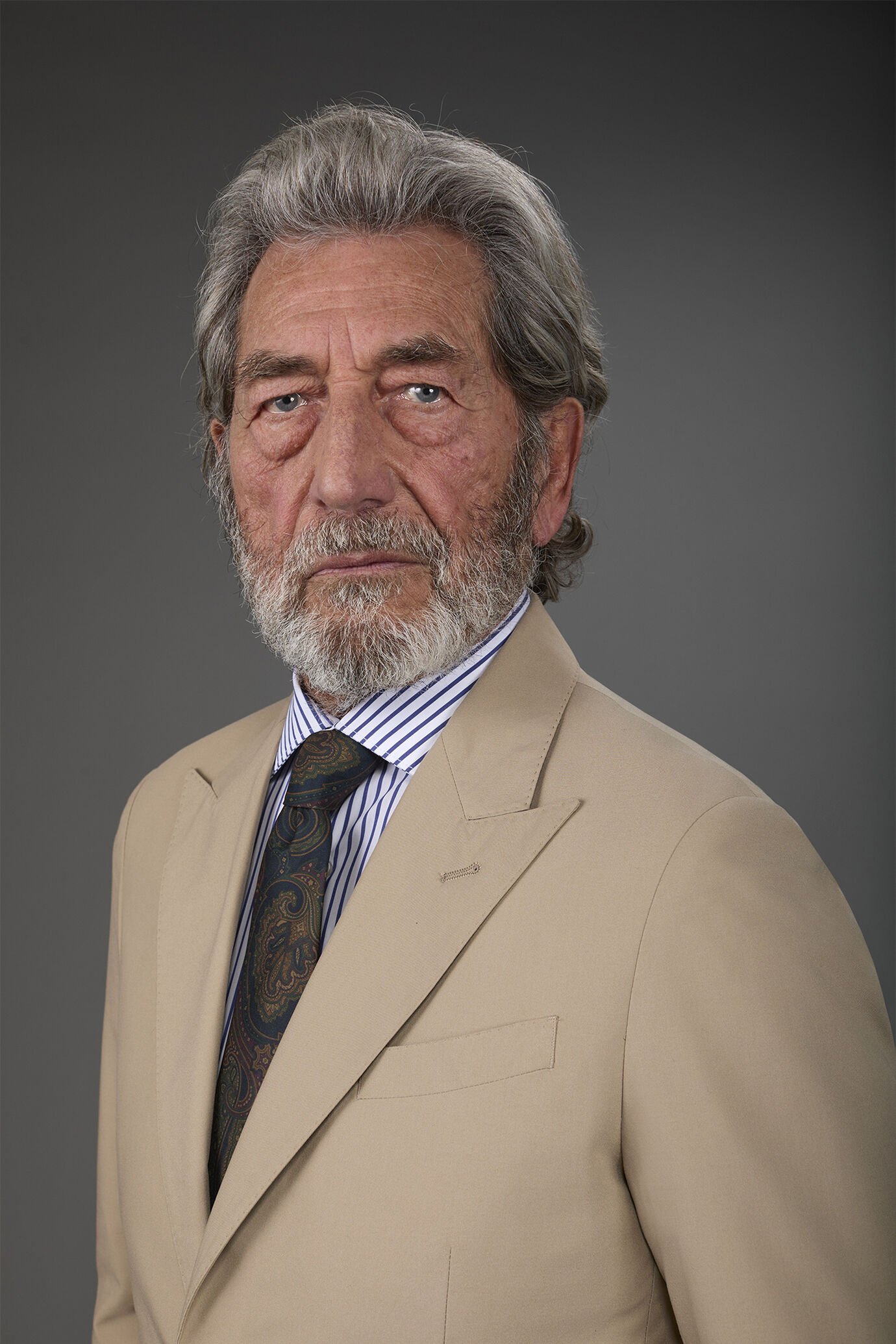Single-breasted men's suit with single-pleat trousers image number 2