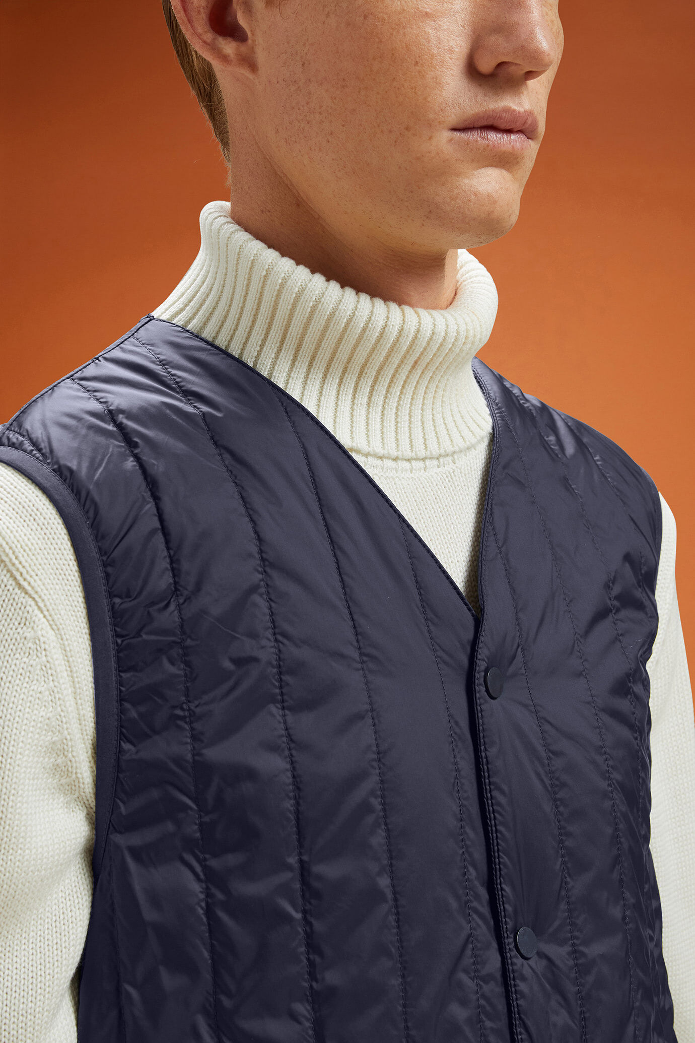 Men's regular fit padded gilet image number 3