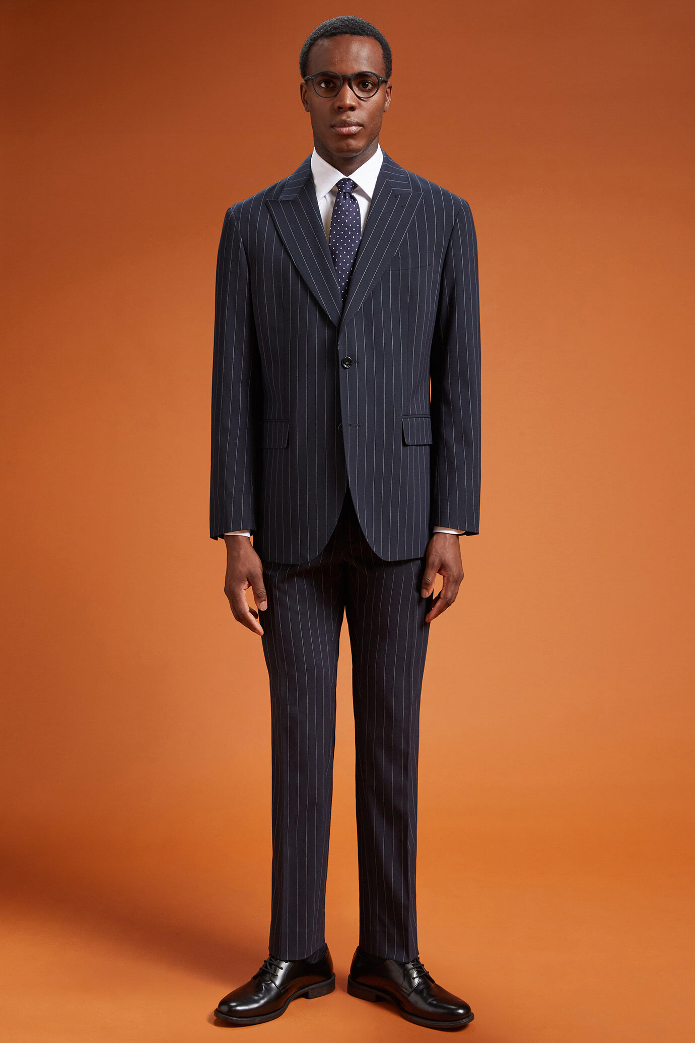 Abito uomo monopetto con giacca classica con rever a lancia in tessuto gessato regular fit image number 1