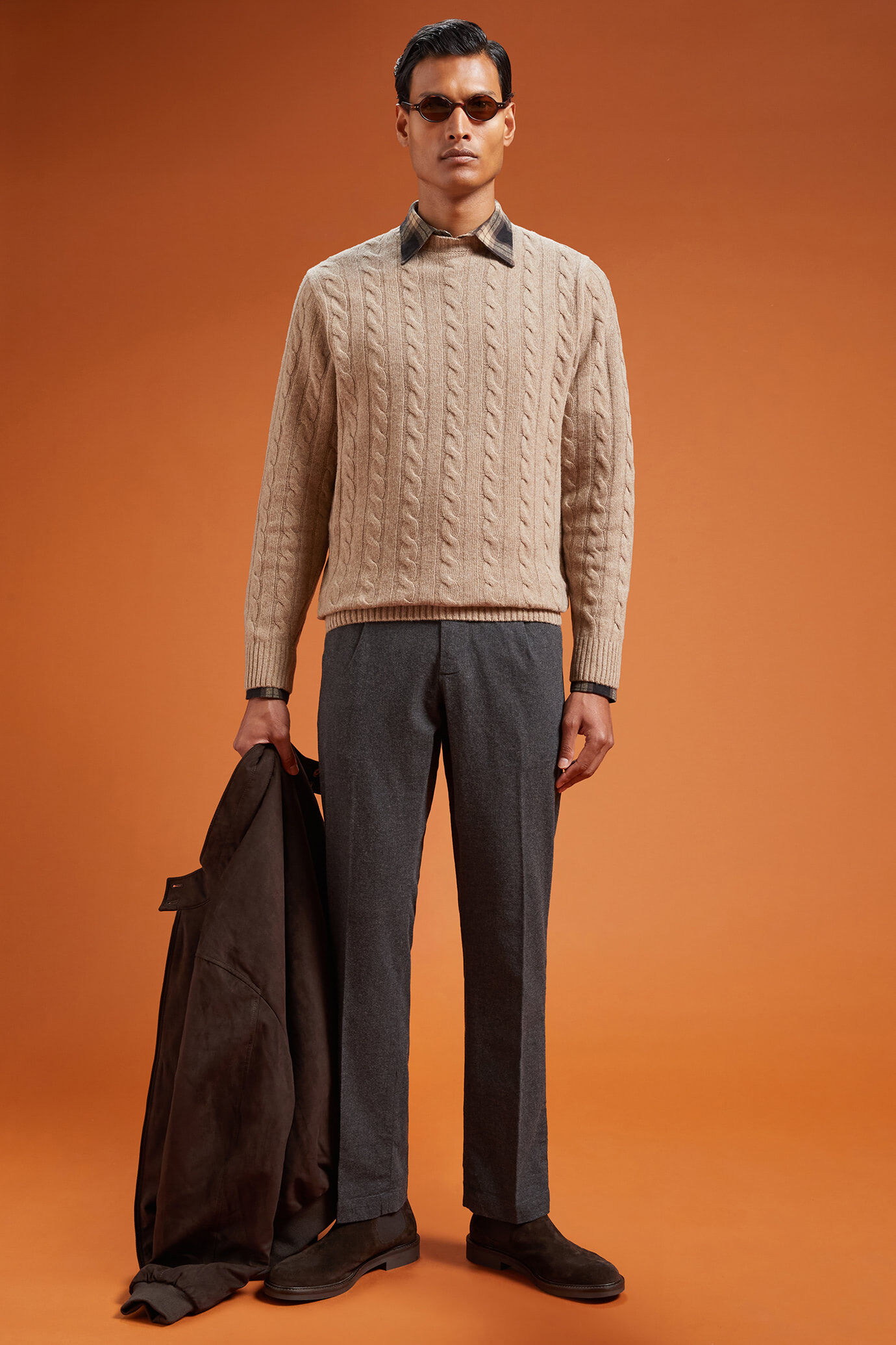 Pull homme à col rond en laine d'agneau, coupe classique image number 1