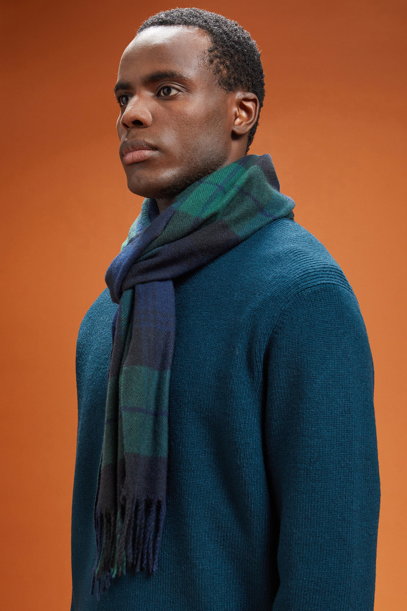 Men's tartan patterned scarf with fringes image number 1