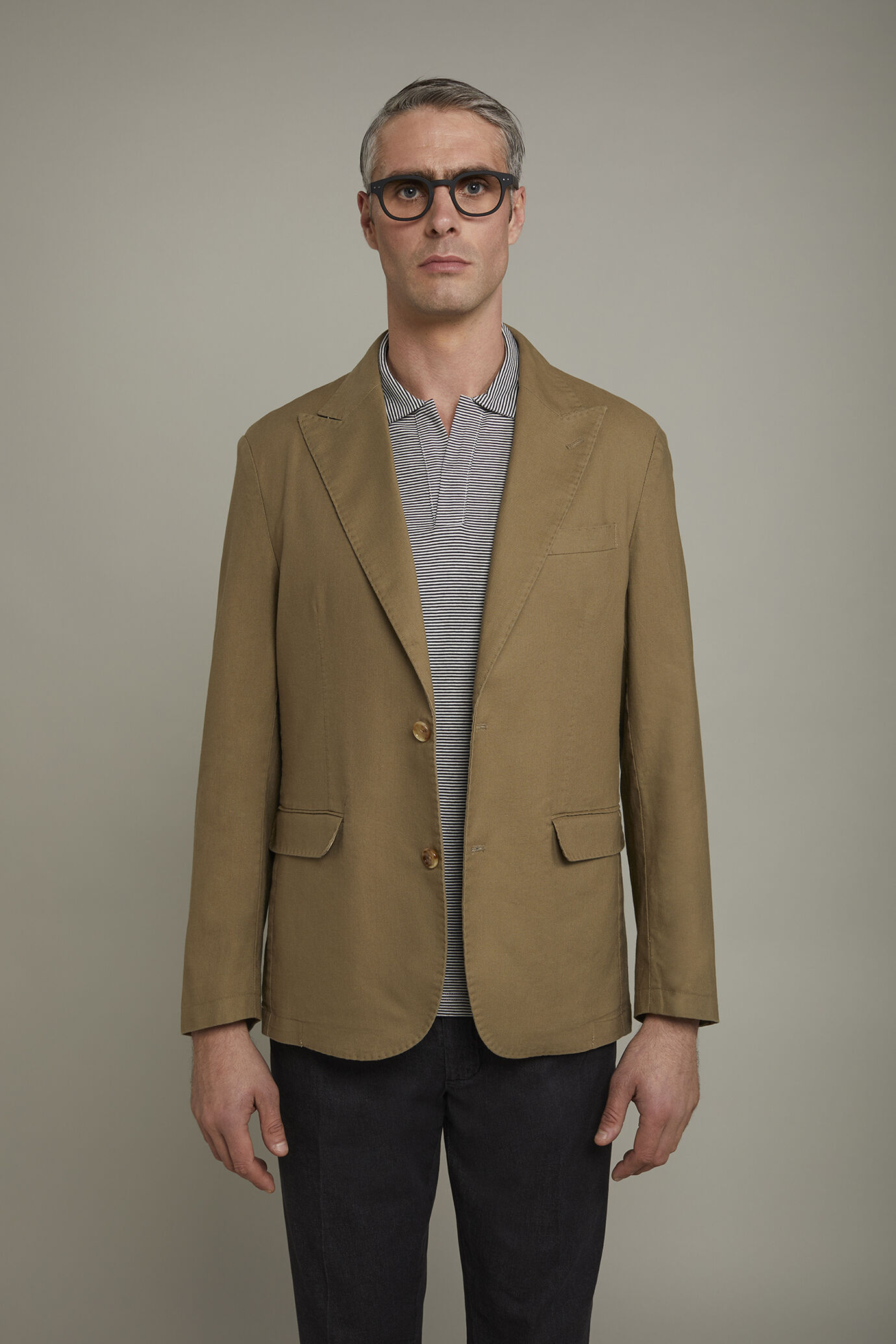 Men's single-breasted unlined linen and cotton blazer with regular fit lapels image number 2