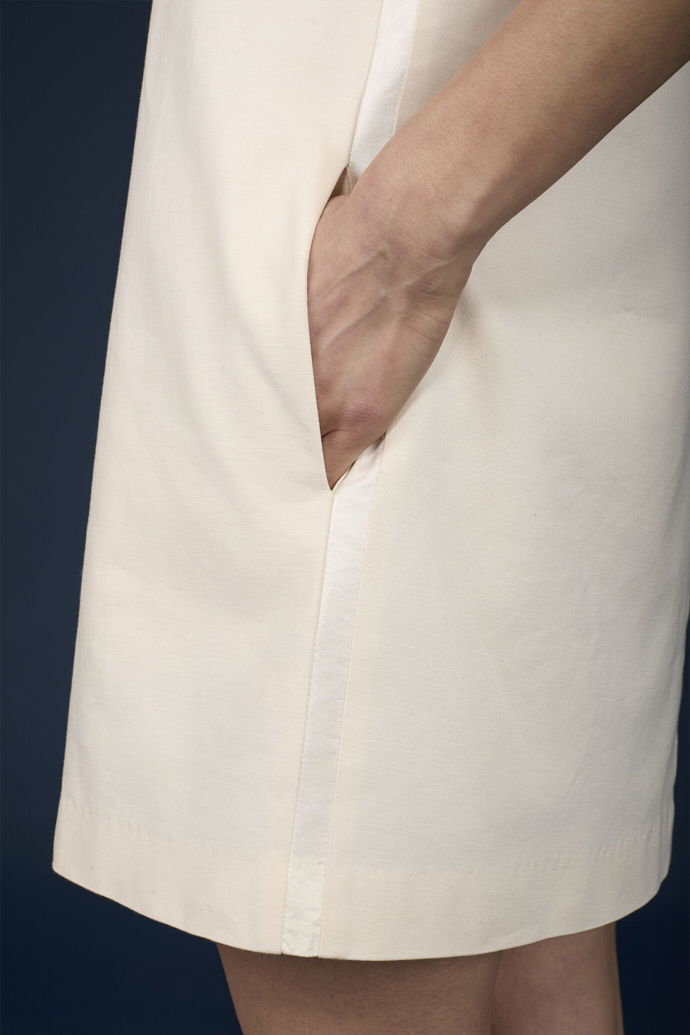 Short sleeveless dress with baby collar image number 3